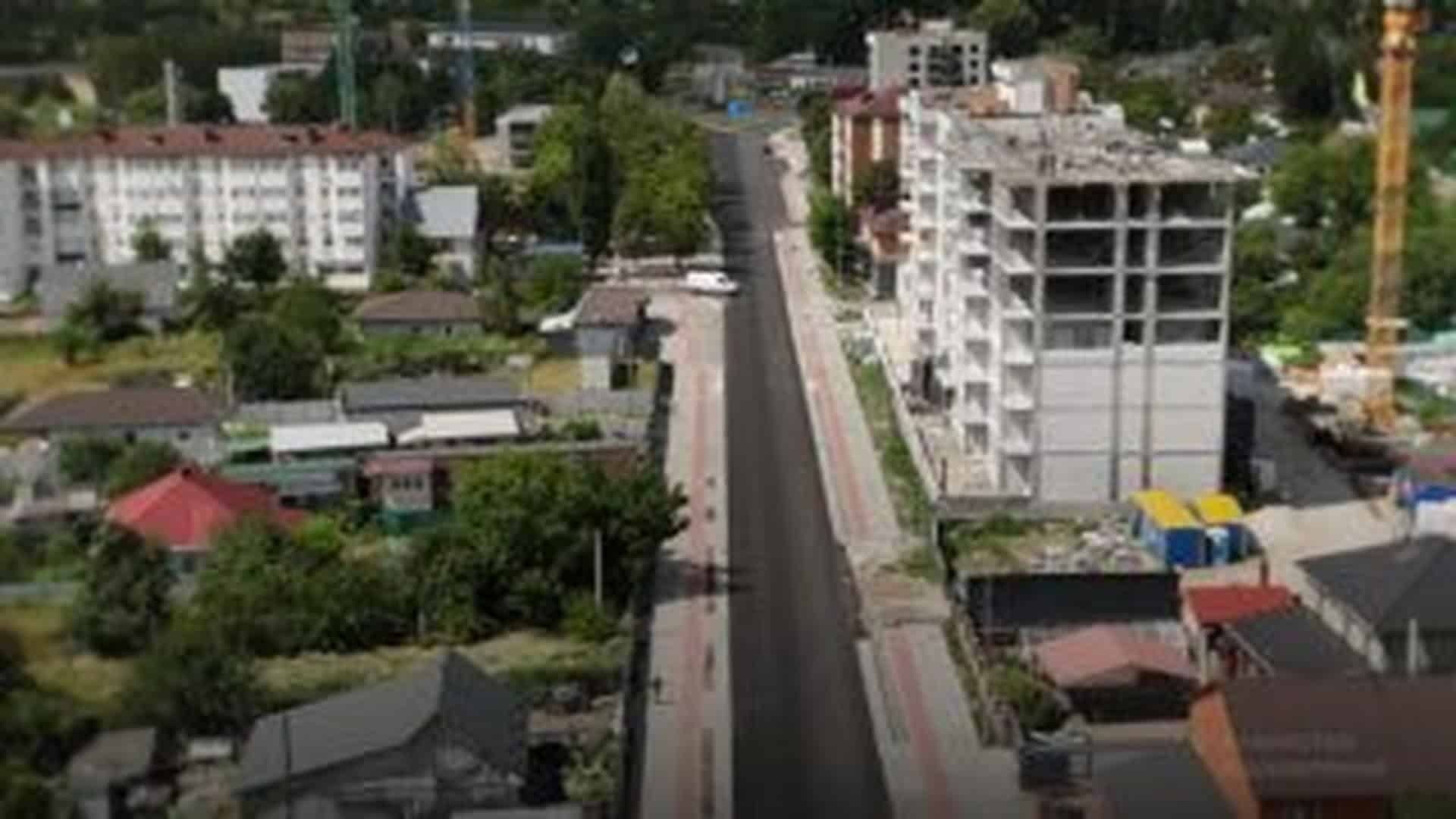 У Бородянці жінка впала з четвертого поверху на дах магазину Реконструкція вулиці Центральної в Бородянці на Київщині — роботи на ділянці завдовжки 5,3 км
