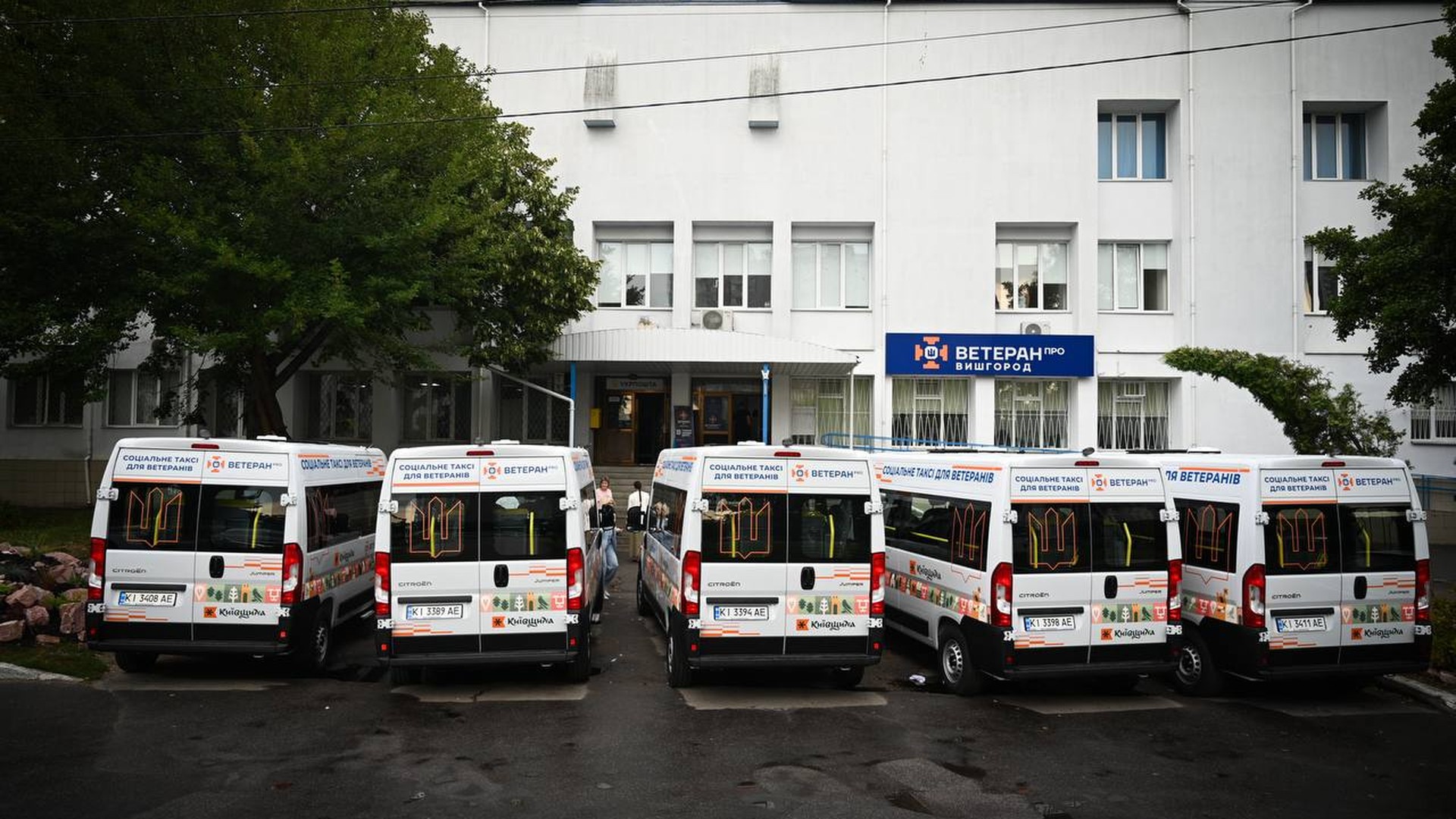 Відкриття 19-го ветеранського простору «Ветеран Про» у Вишгороді на Київщині, поруч — п'ять інклюзивних автомобілів для громад