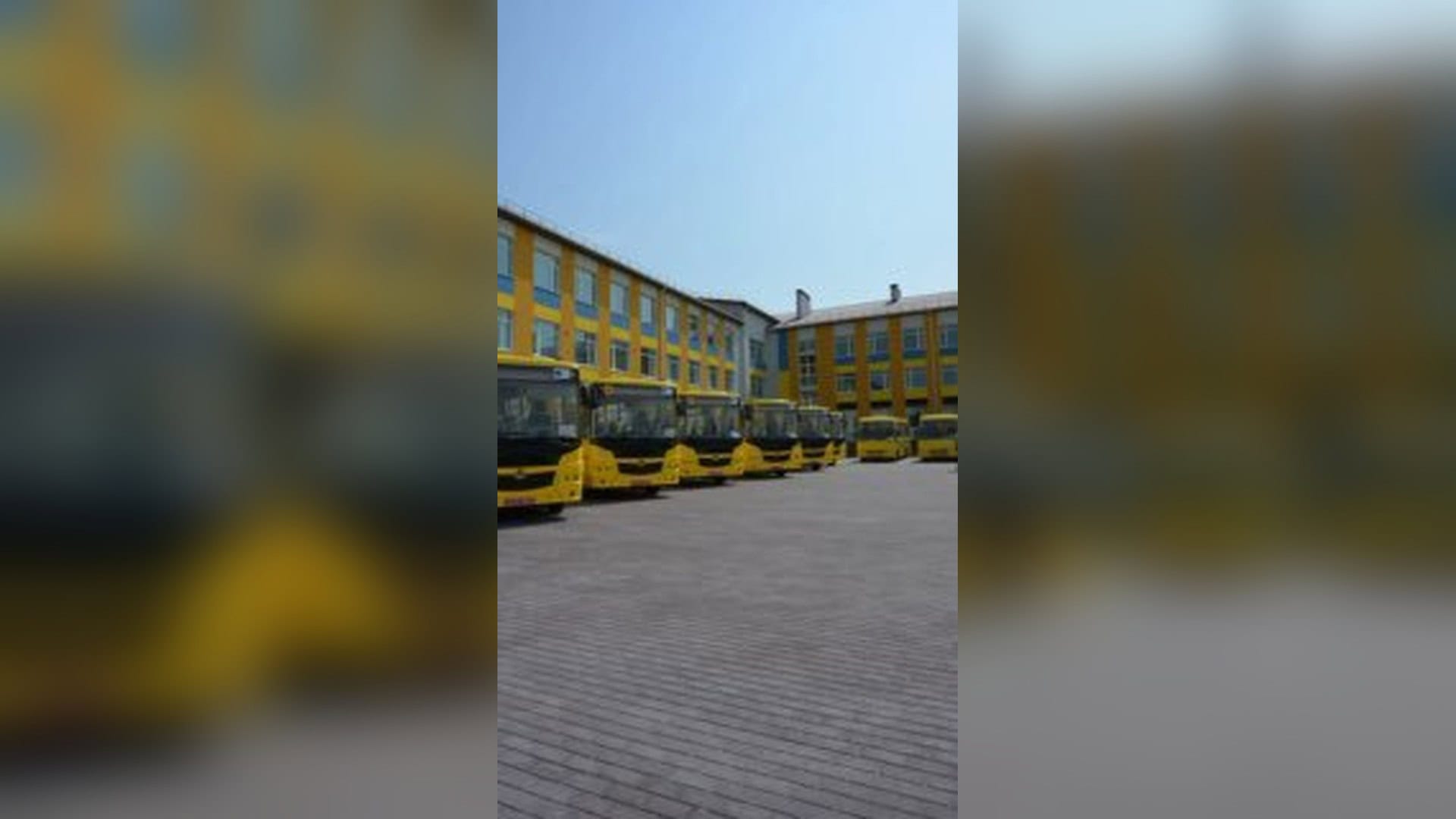 Передача 13 нових шкільних автобусів громадам Київської області, сім із яких обладнані для дітей з особливими освітніми потребами
