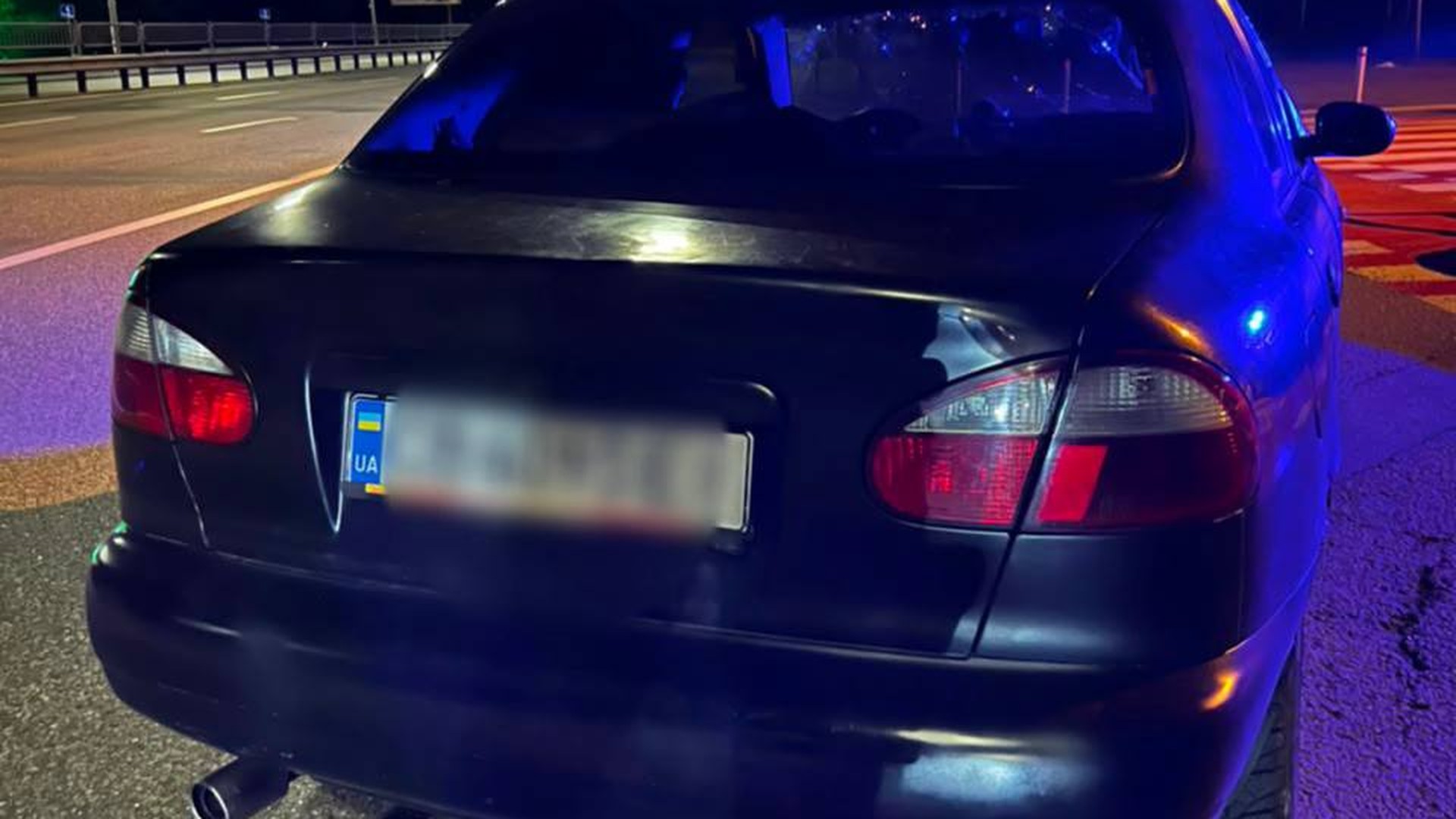 Пожежа на Печерську під час нічної тривоги: у Києві працювала ППО Патрульні поліцейські зупиняють автомобіль ЗАЗ на проспекті Берестейському в Києві під час перевірки водія