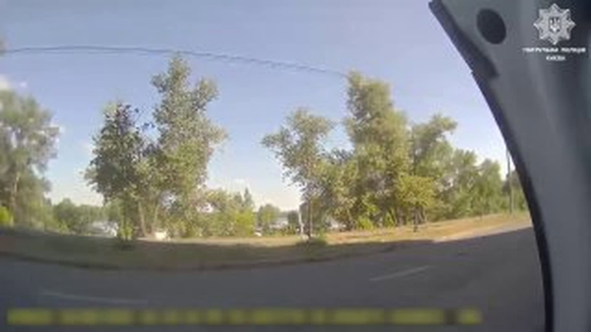 Патрульні поліцейські затримують нетверезого чоловіка з ножем на Оболоні у Києві