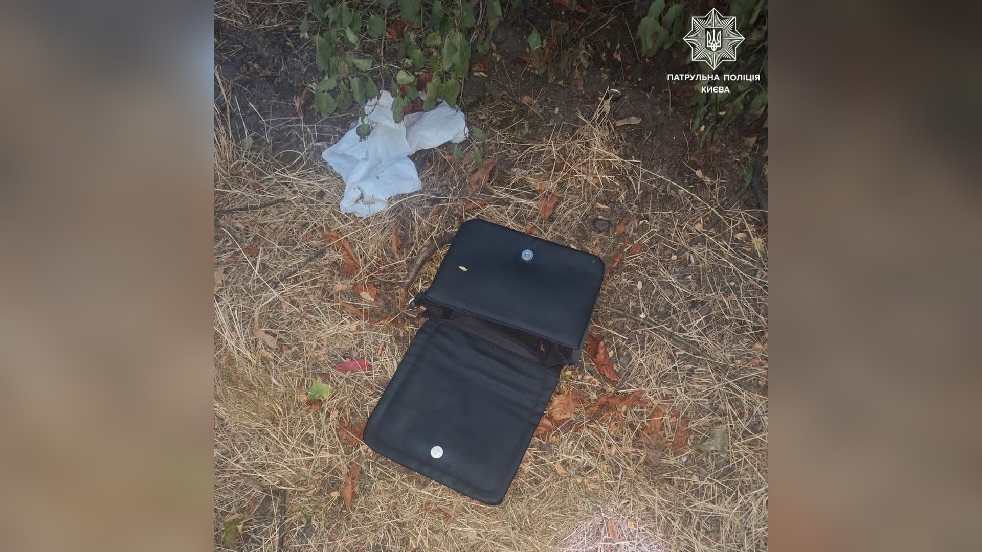 Патрульні поліцейські Дніпровського району Києва затримали підозрюваного у двох пограбуваннях після відстеження викрадених гаджетів