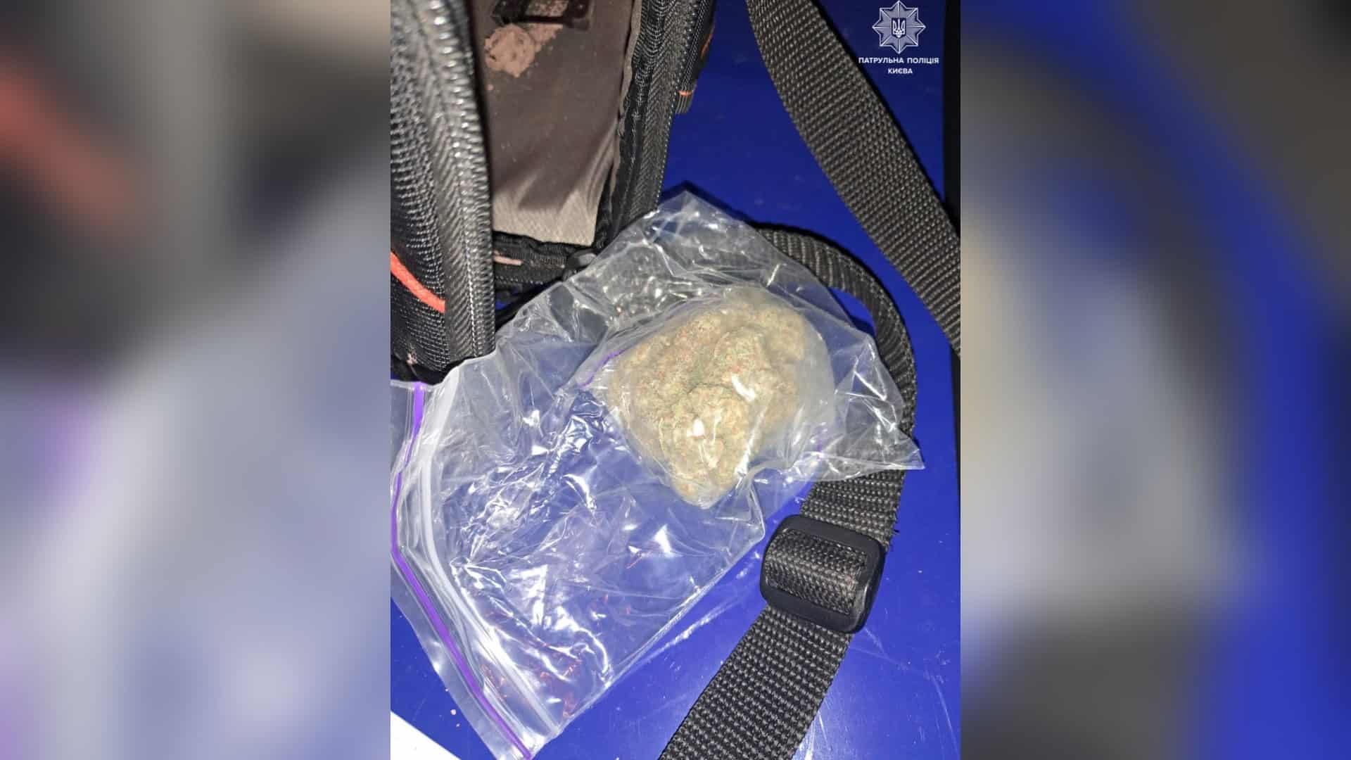 1,9 млн переплати за світло для Деснянських шкіл: посадовицю освіти судитимуть Патрульні у Подільському районі Києва зупинили Mitsubishi з неповнолітнім водієм і виявили в салоні ймовірні наркотики