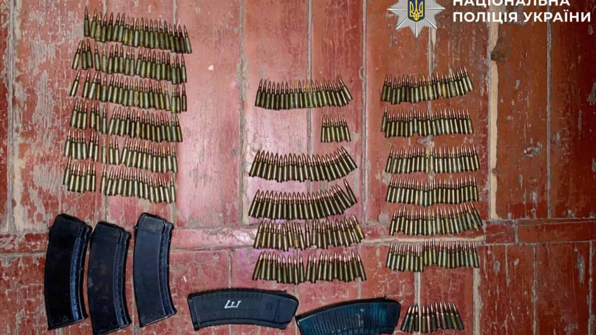 Поліцейські Київщини вилучили у 27-річного мешканця Фастова 357 набоїв і чотири гранати під час обшуку вдома
