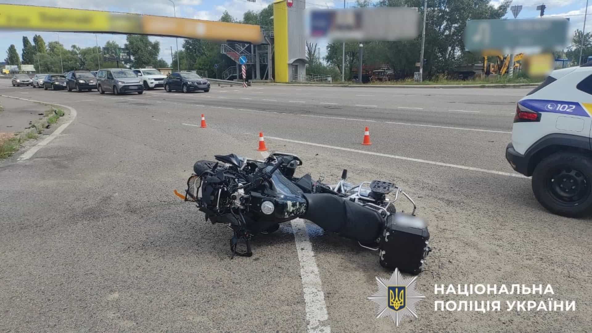 Зіткнення мотоцикла BMW та Chevrolet Aveo на автодорозі Київ–Обухів: 56-річний мотоцикліст госпіталізований з травмами середньої тяжкості