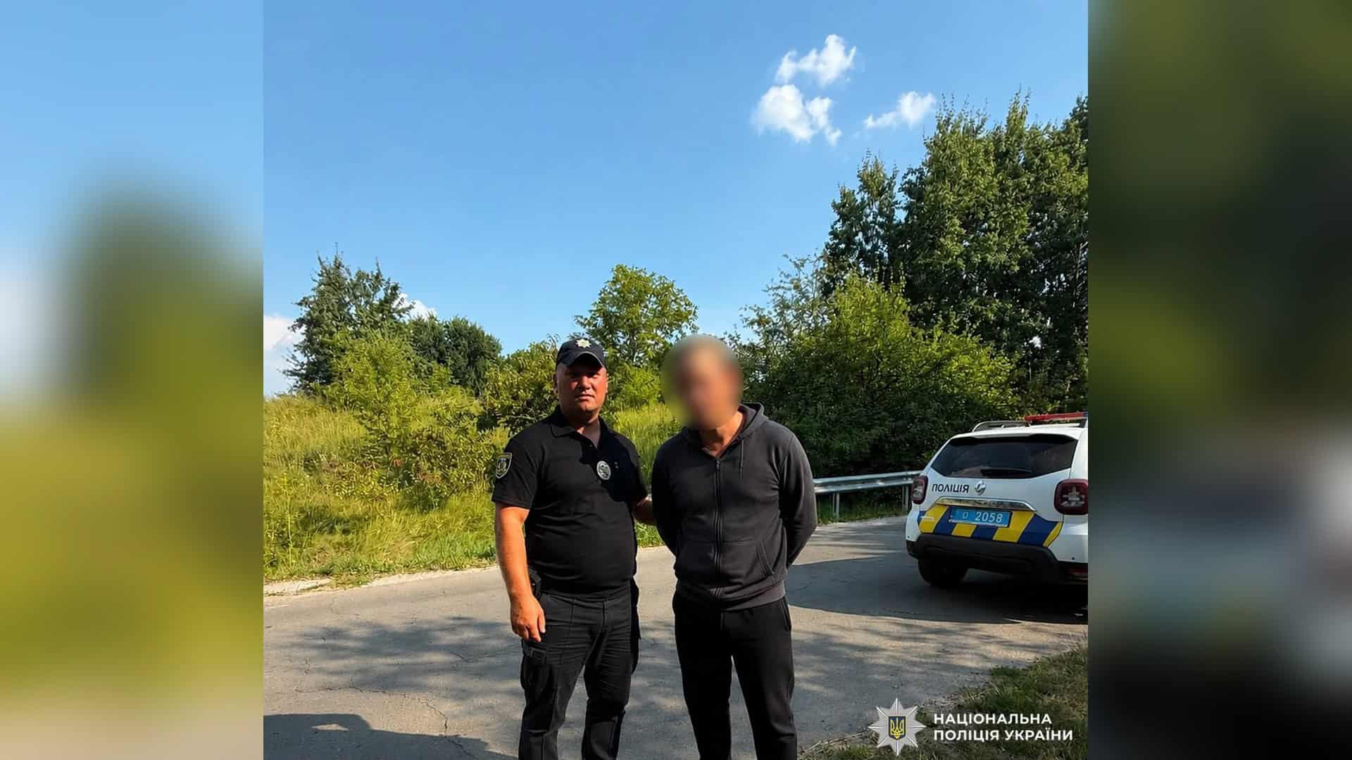 Поліцейські Київщини затримали 40-річного жителя Фастівщини, який вкрав барсетку з двома телефонами у відпочивальника біля ставку в Зеленому Борі