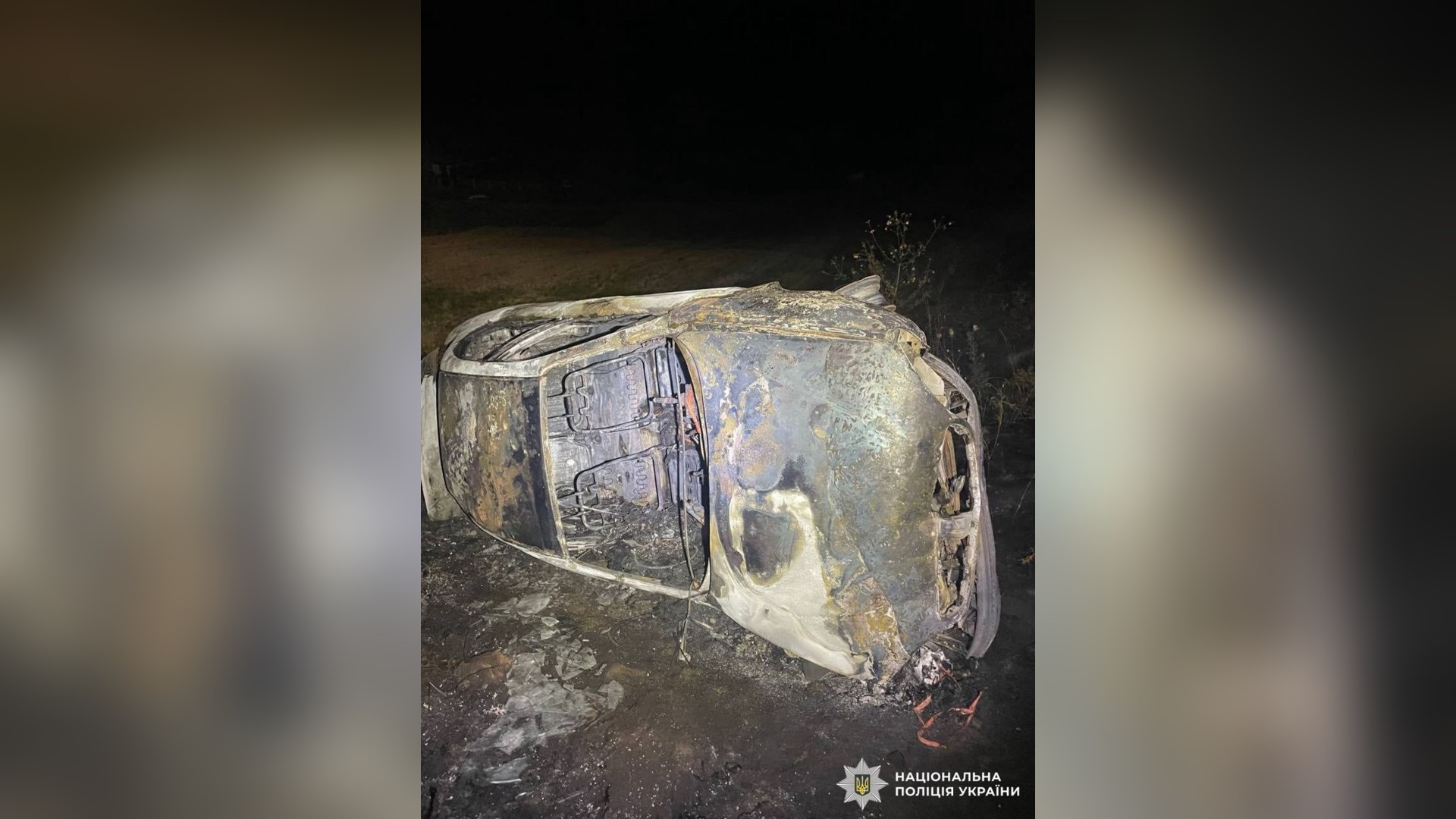 Перекинутий і обгорілий Daewoo у кюветі біля села Розкішна на Київщині, двоє постраждалих госпіталізовані