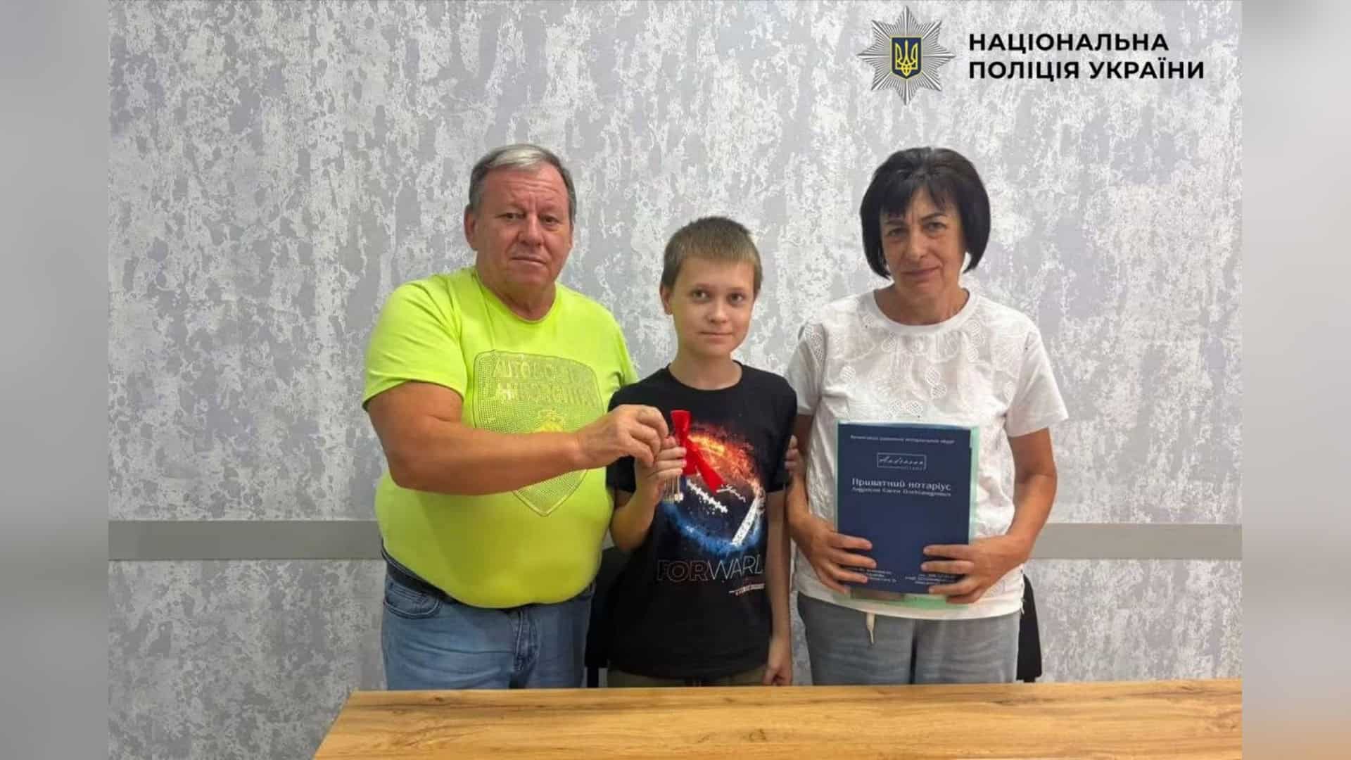 Мати зниклого поліцейського Юрія Чуйка отримала ключі від квартири у Бучанському районі від благодійного фонду