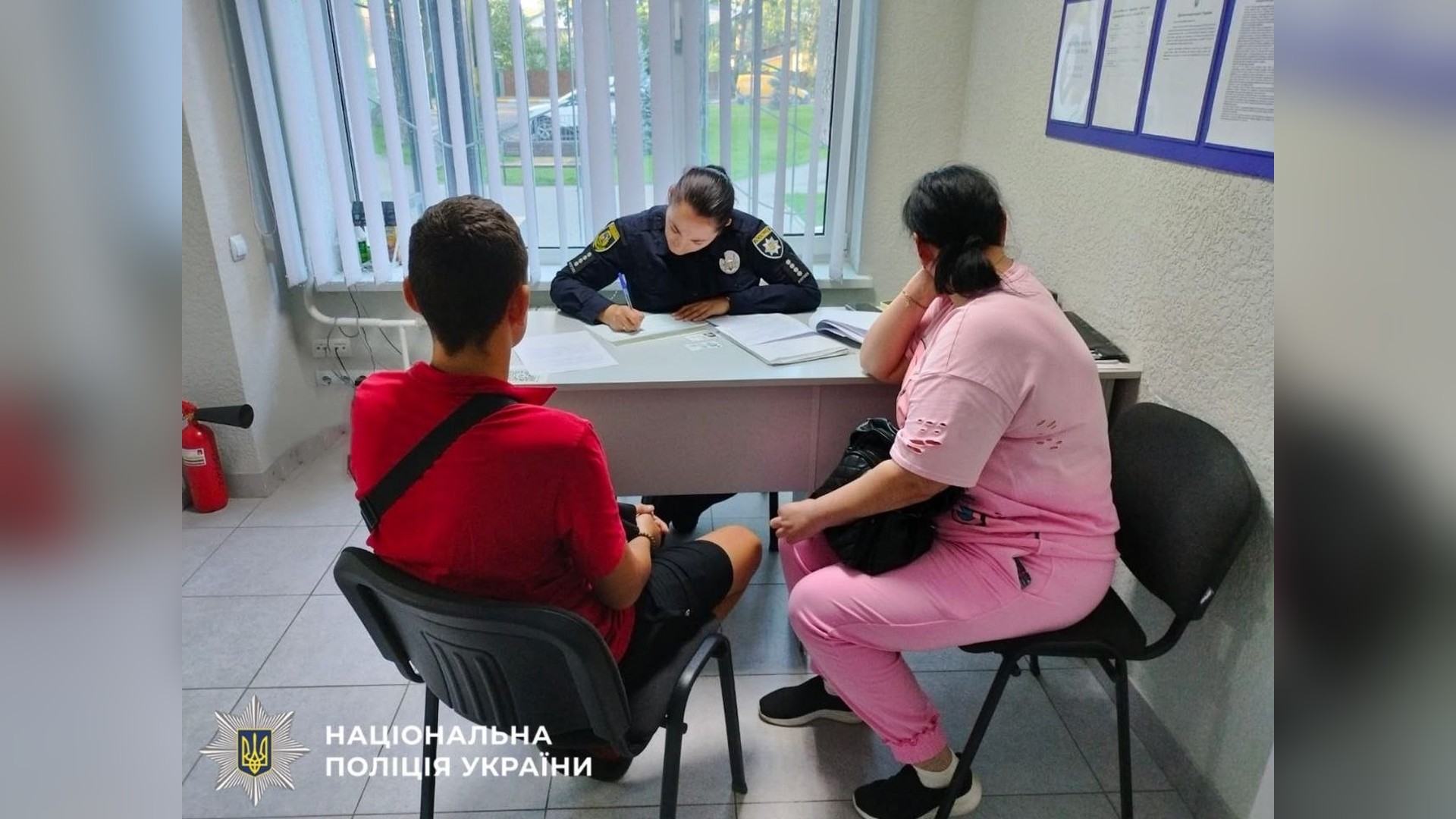 Інсталяційна стіна з шевронами біля будинку культури в Гостомелі, з якої підлітки зняли 152 шеврони