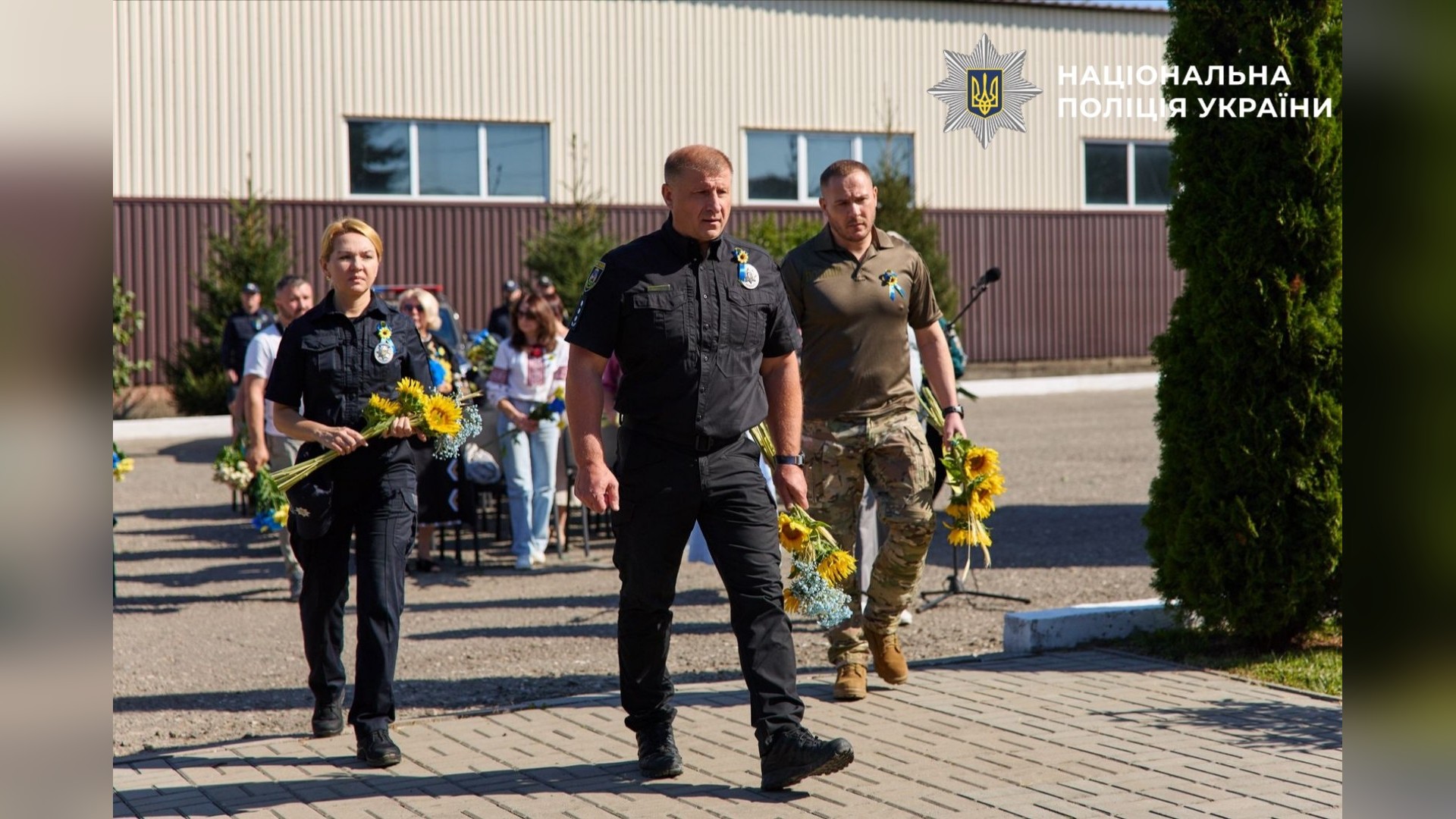 Поліцейські Київської області покладають квіти до меморіалу загиблих захисників у День пам'яті