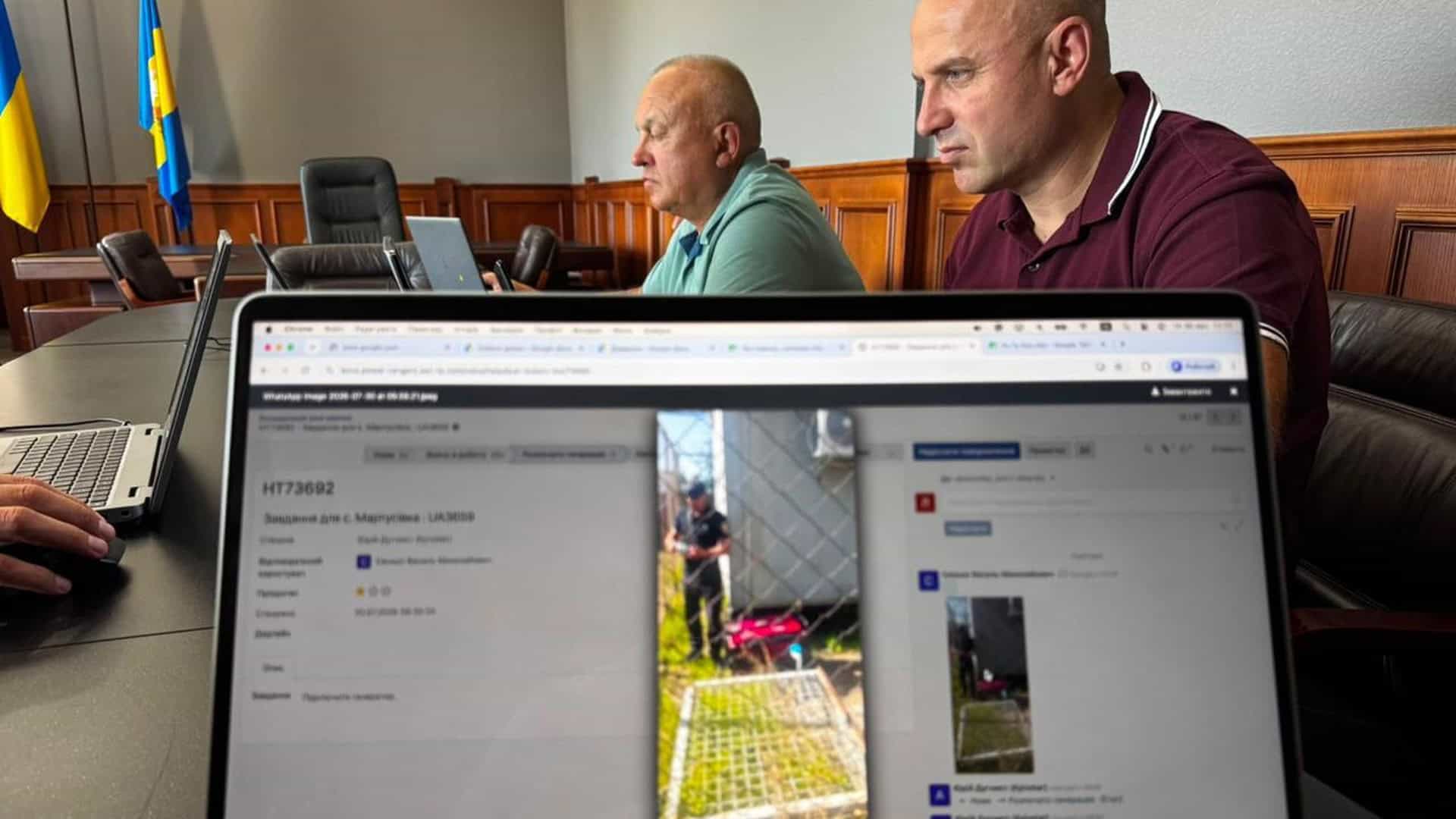 У Києві тривають екстрені відключення за схемою «3 години зі світлом, 10 годин без» Двоє учасників координаційної наради стежать за екраном ноутбука із системою реагування та фото генератора біля базової станції
