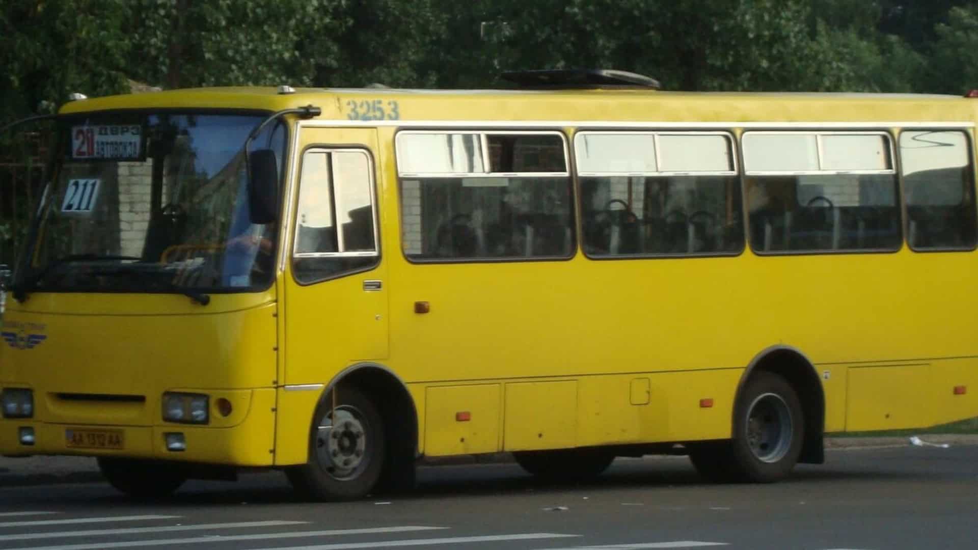 Жовта міська маршрутка рухається дорогою