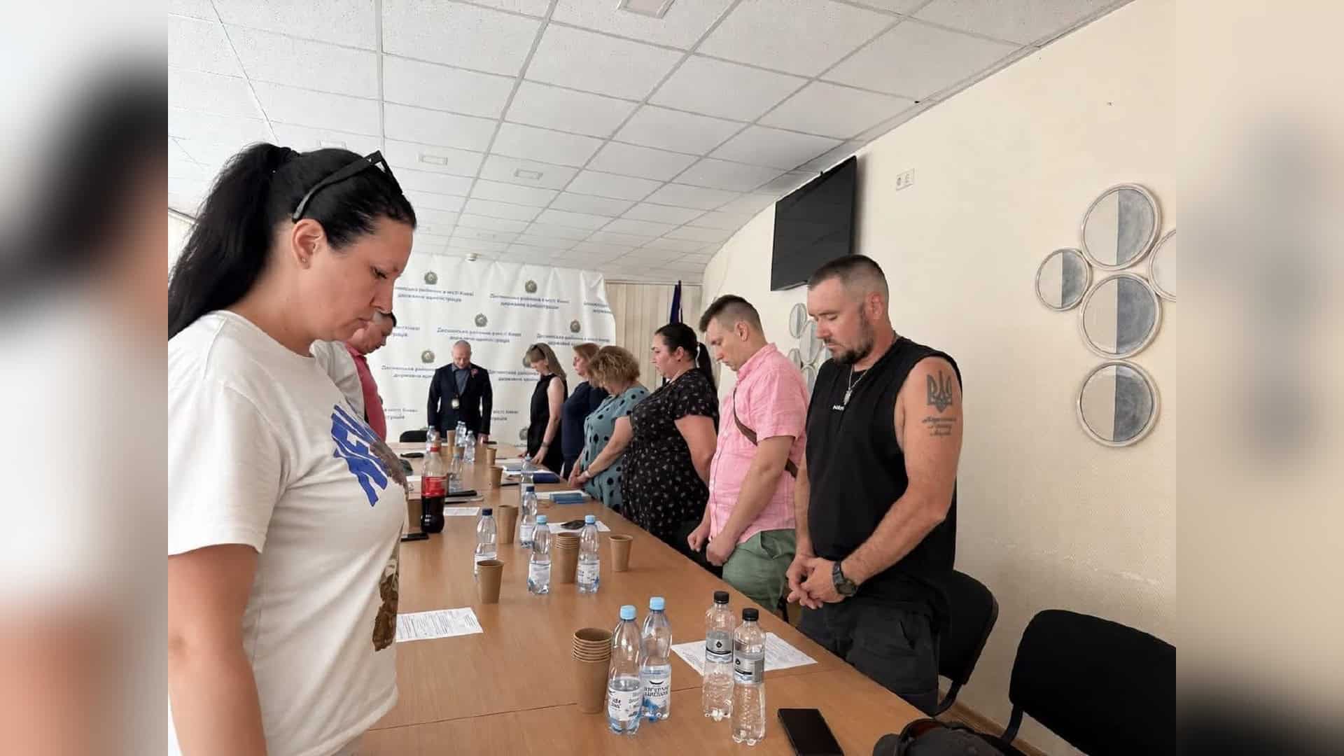 У Києві на Оболоні відкрили двоповерхову «Книгарню Є» замість казино Засідання Ради ветеранів при Деснянській РДА у Києві 6 серпня 2026 року: обговорення меморіалізації загиблих захисників