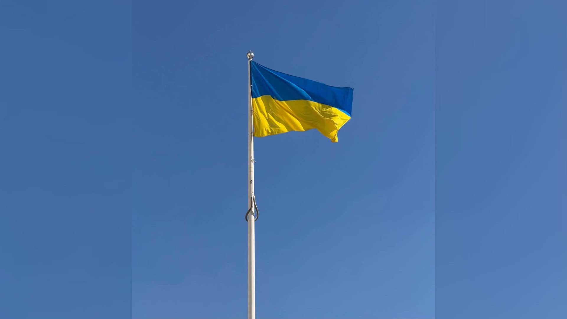 Церемонія підняття державного прапора України у Деснянському районі Києва в День Державного Прапора з мінімальною кількістю присутніх через безпекові