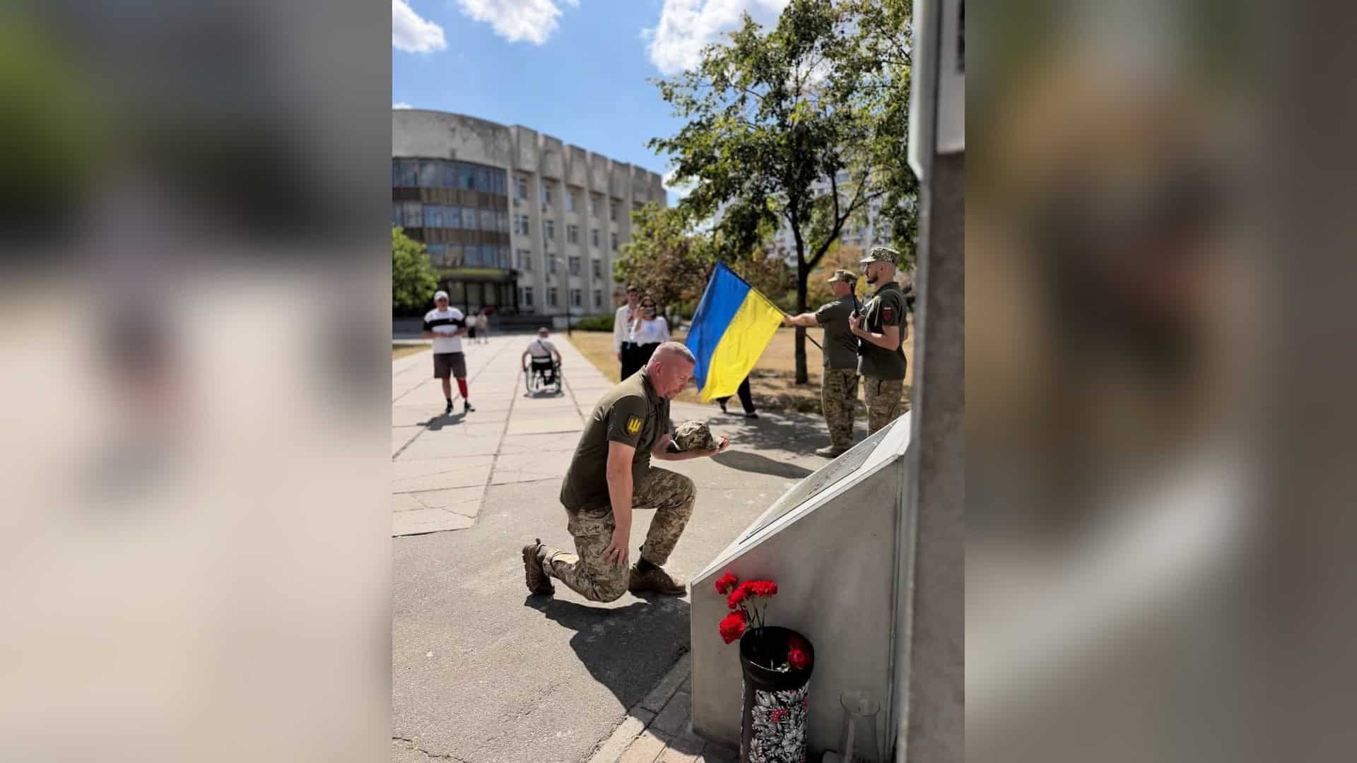 Церемонія покладання квітів на Лісовому кладовищі в Деснянському районі Києва в День Незалежності України