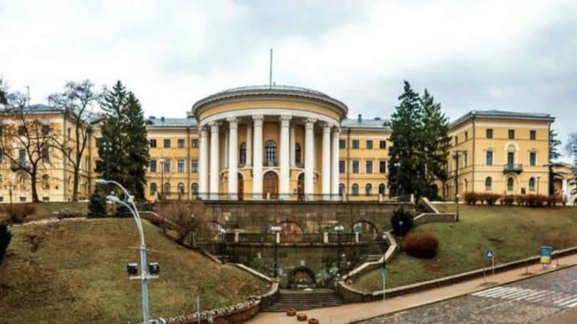 Артпікнік «Кримотерапії» у Києві: мистецтво як спогад про Крим Будівля МЦКМ у Києві, колишній Жовтневий палац: жовтий класицистичний корпус із колонною ротондою над сходами