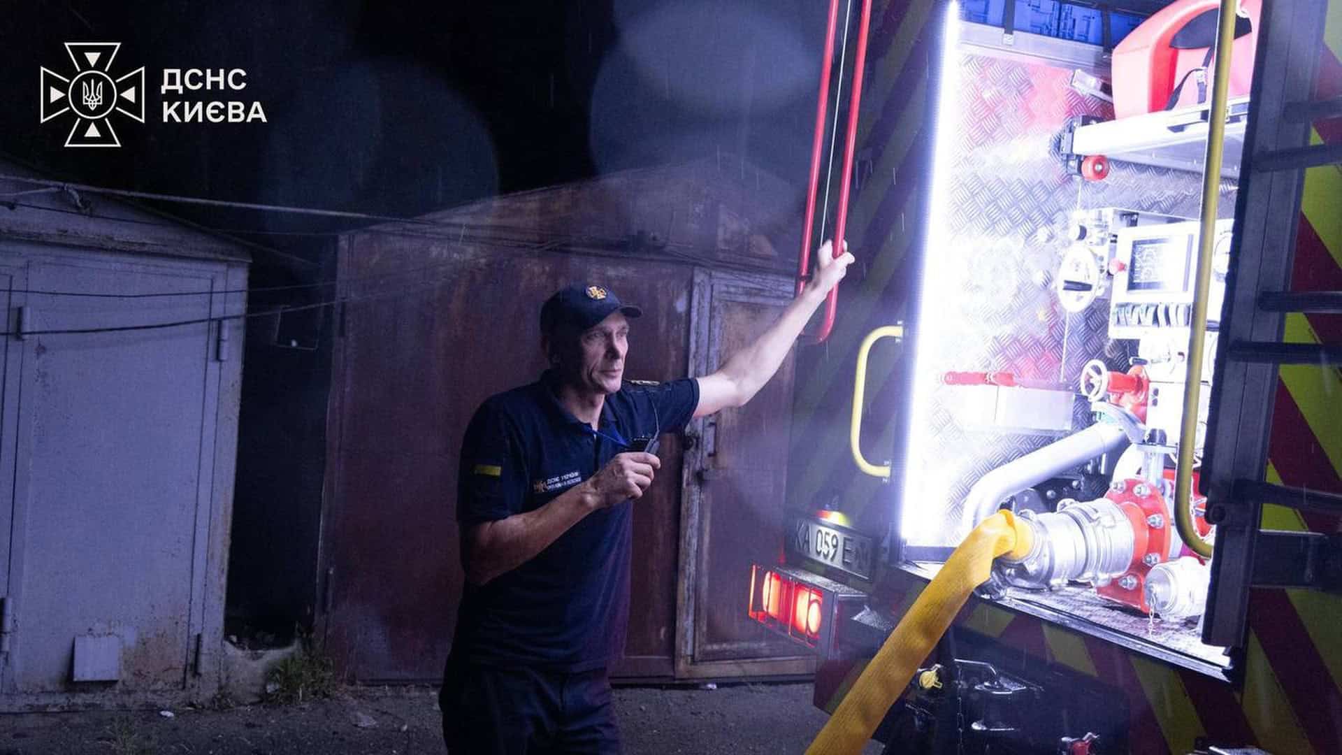 Четверо киян постраждали внаслідок ворожої атаки на столицю Рятувальник ДСНС на місці пожежі після атаки на Київ — наслідки ударів по Києву 8 серпня 2026