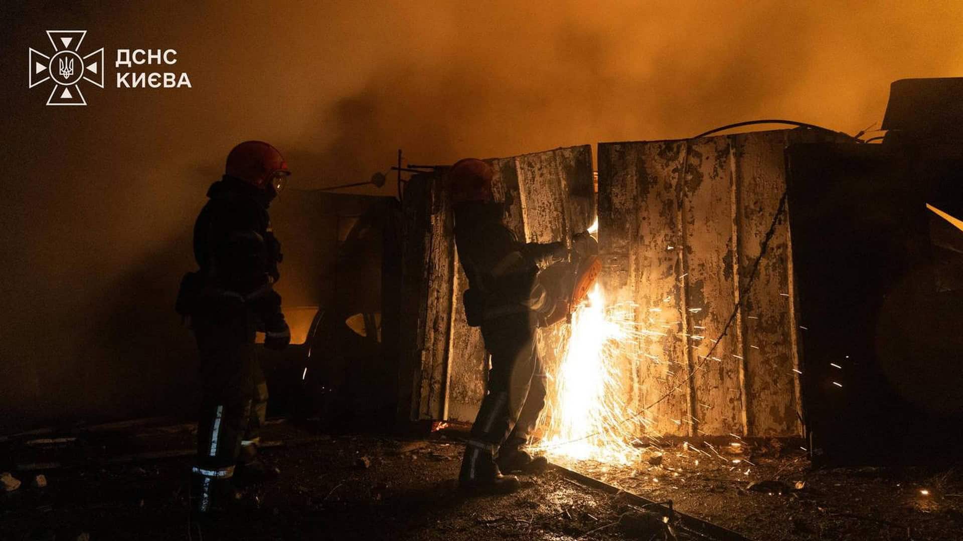 Рятувальник серед завалів після атаки на Київ — наслідки ударів по Києву 8 серпня 2026