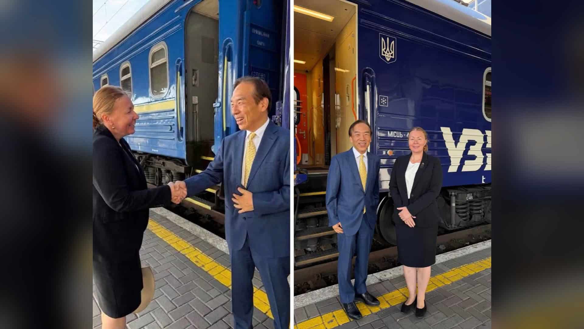 Новий посол Японії в Україні Осумі Йо на пероні київського вокзалу біля вагона «Укрзалізниці» 29 серпня 2026 року