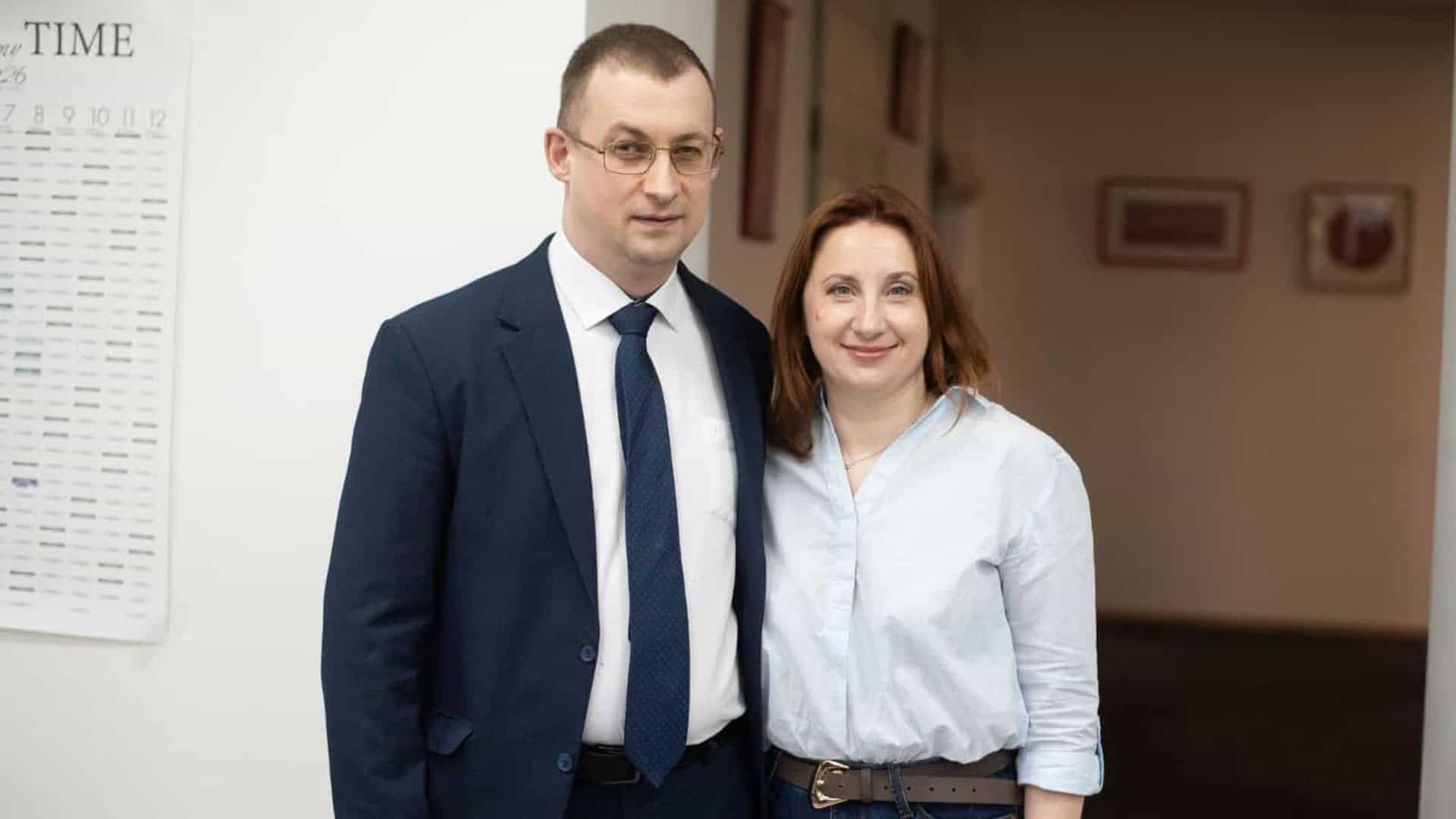 Богдан Струтинський. Театр як відповідь на час Олег Заярний у костюмі поруч із журналісткою під час інтерв'ю