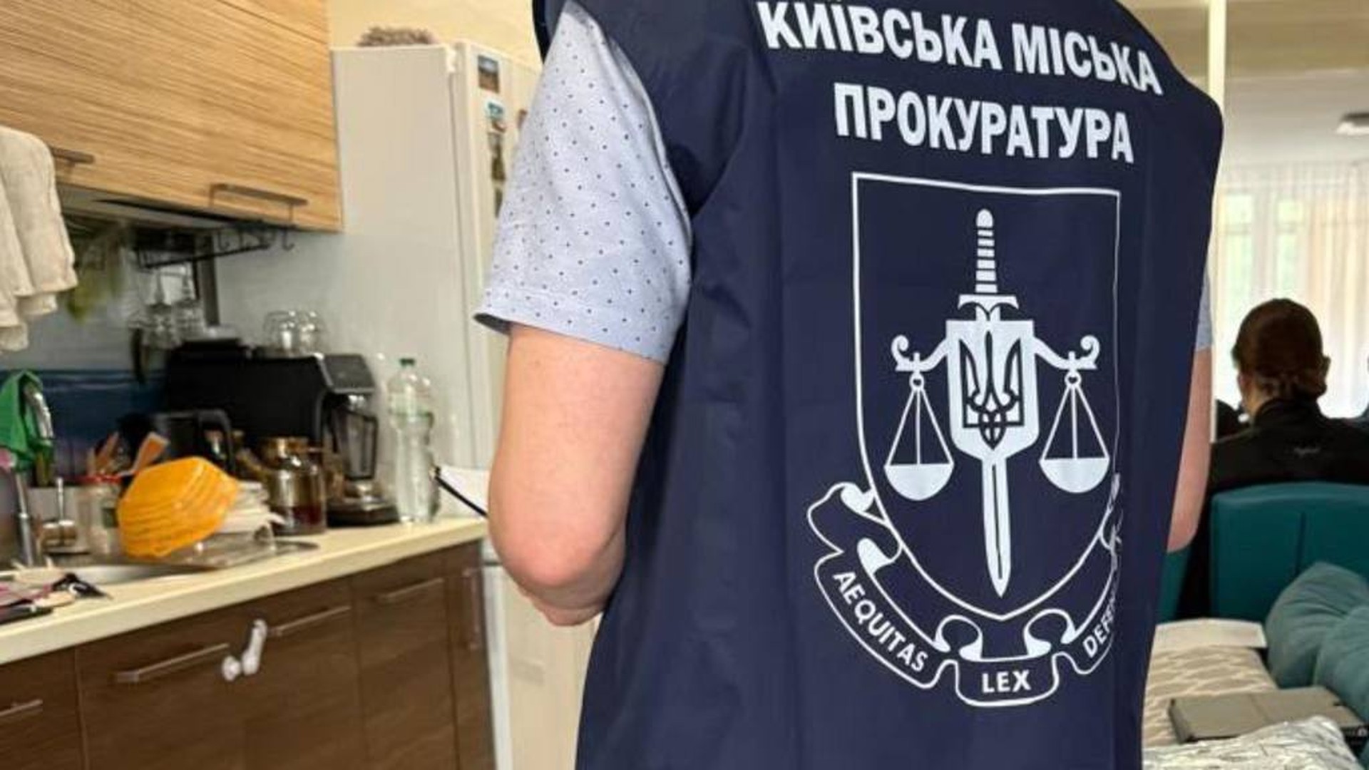 Поліцейські та прокурори під час розслідування київського call-центру, працівники якого ошукали чеських інвесторів на 8,4 млн грн
