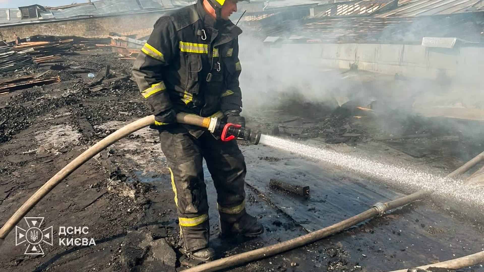 У Голосіївському районі будинок зруйновано, стався витік аміаку Рятувальник ДСНС у захисному спорядженні спрямовує струмінь води на згарище після нічної атаки на Київ 5 серпня