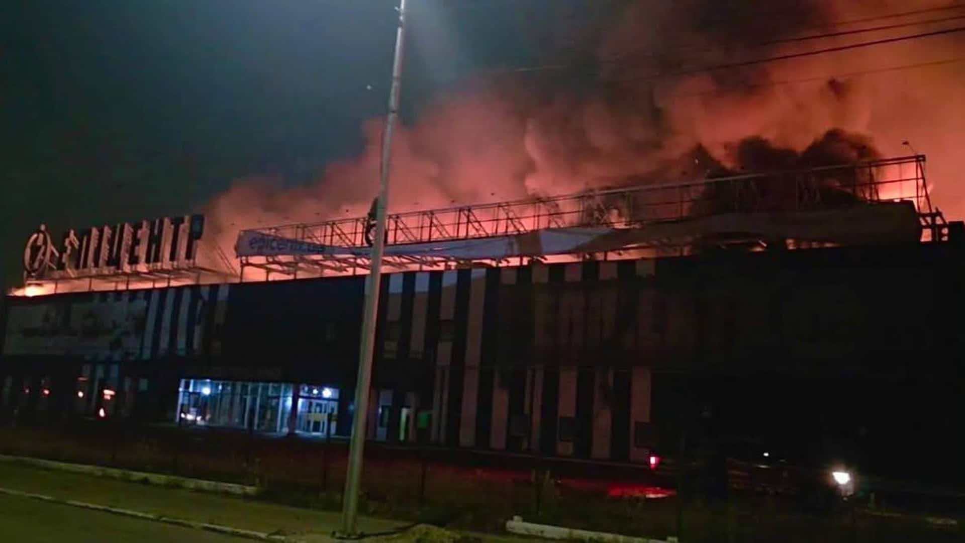 На Київщині за ніч загинуло 14 осіб, 27 поранених у трьох районах (оновлено) Масштабна пожежа охопила будівлю торговельно-логістичного комплексу Епіцентр у Калинівці вночі після ракетного удару