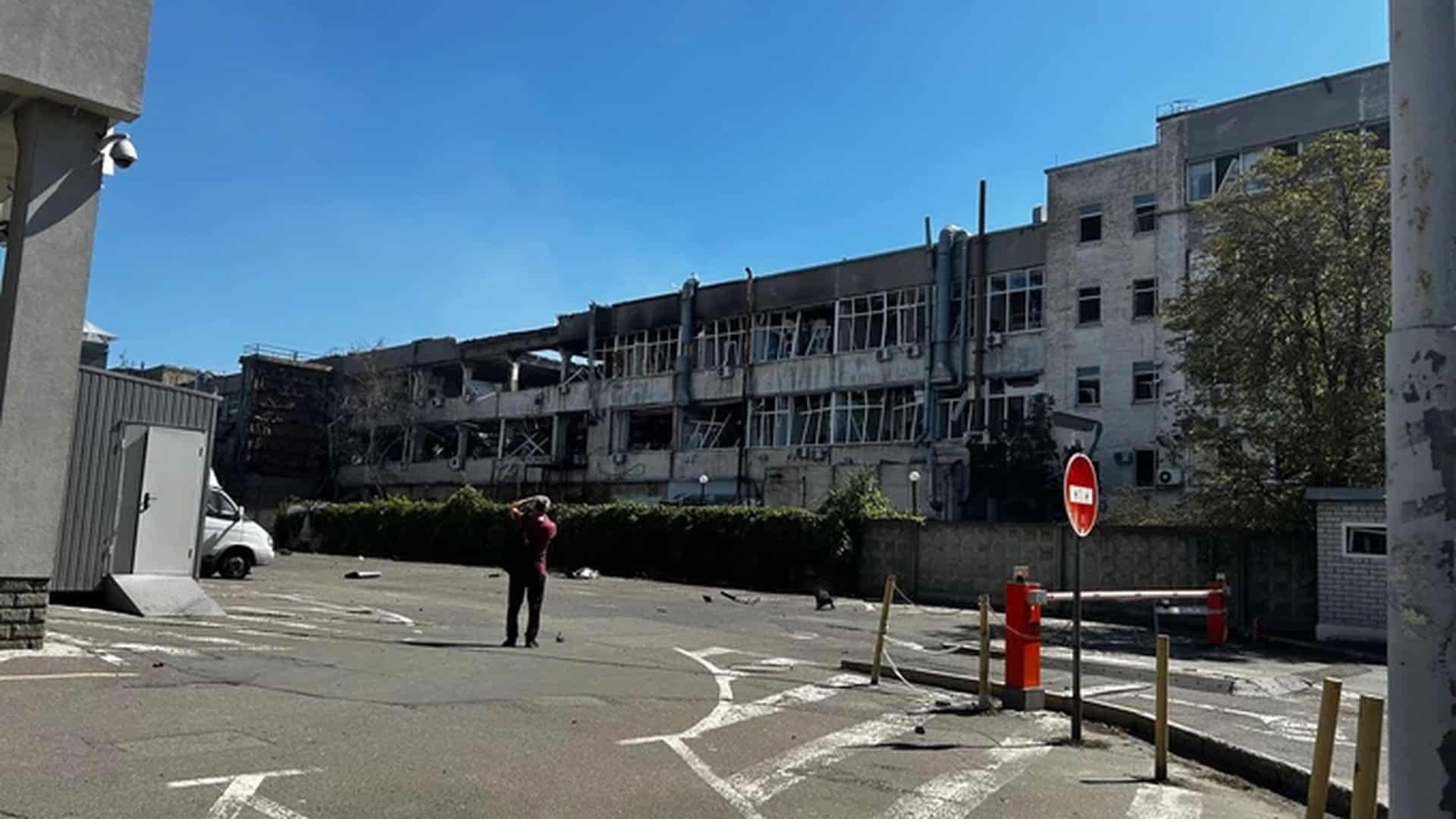 Пошкоджена внаслідок ракетного удару будівля біля станції метро Почайна в Києві