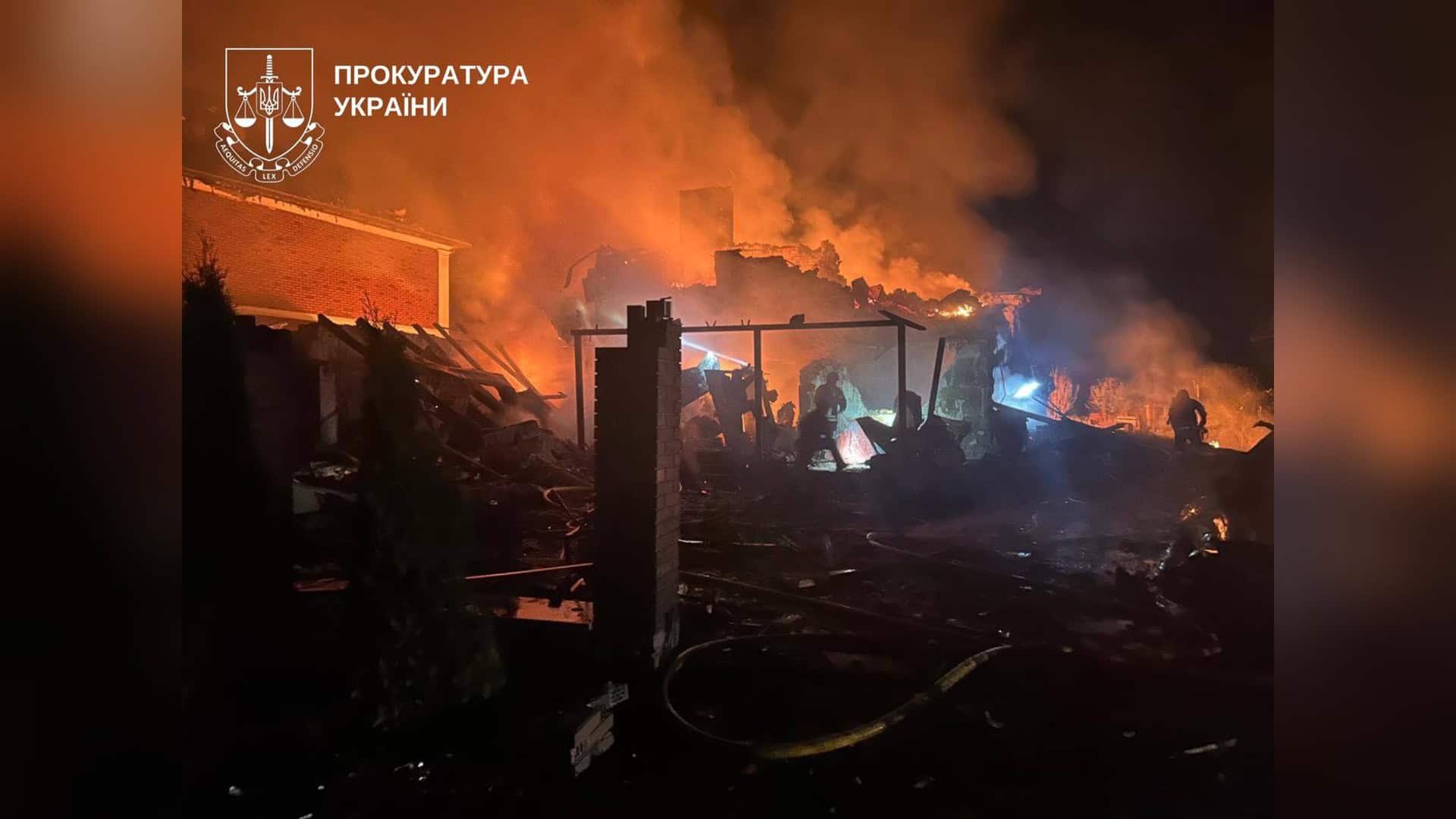Зруйнований вибухом двоповерховий будинок у селі Пухівка Броварського району після удару п'яти дронів — троє загиблих