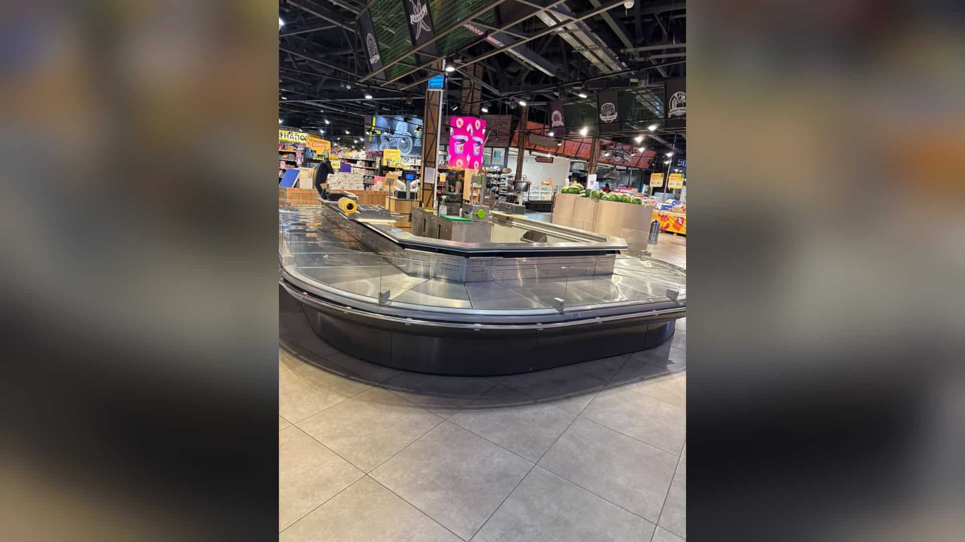 Прикасова зона супермаркету в Києві; ритейлери переглядають логістику після ударів по холодних складах