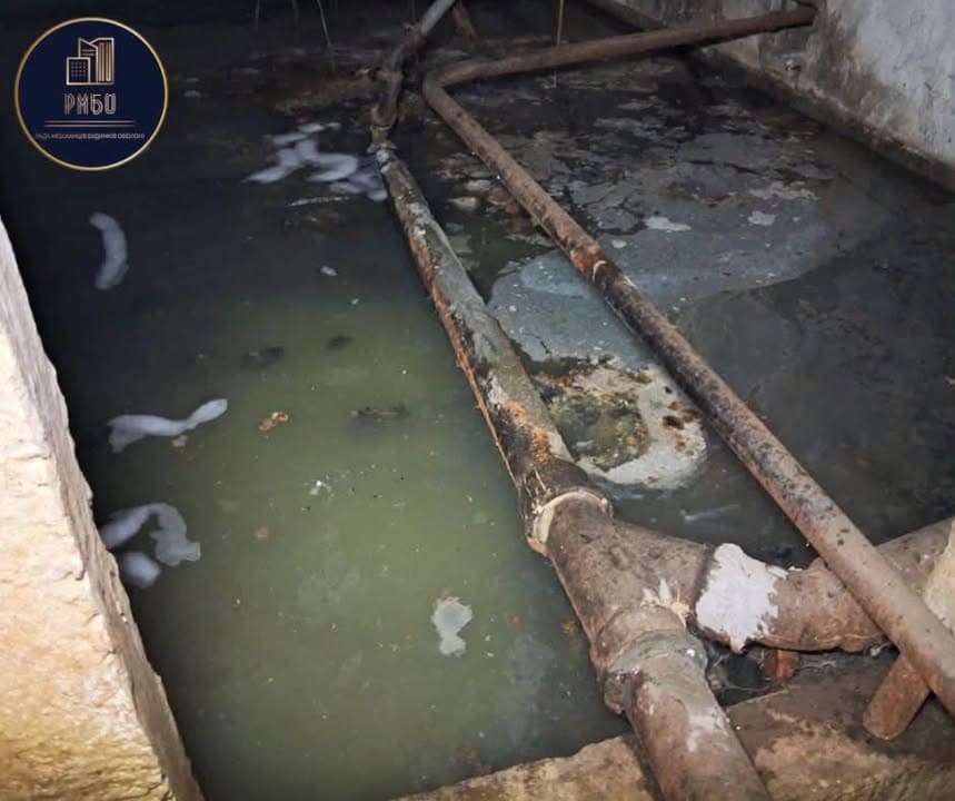 На Київщині перевірили готовність громад до тривалих відключень світла У підвалі житлового будинку на вулиці Приозерній, 12 (1-й під'їзд) в Оболонському районі Києва роками стікає аварійна каналізаційна труба, затоплюючи