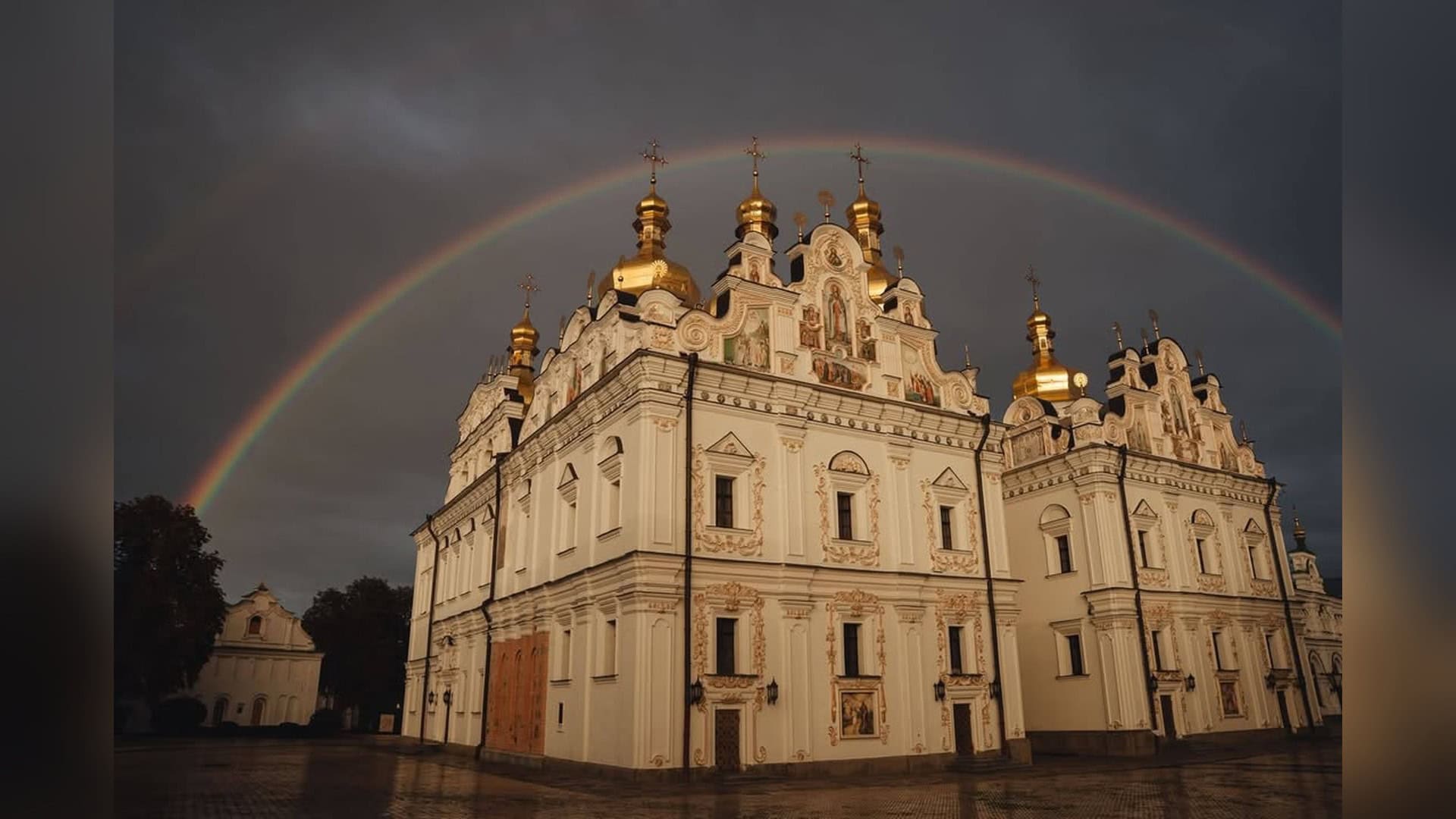 Майже через два місяці після прицільного влучання російського дрона в Успенський собор Києво-Печерської лаври над пошкодженою спорудою з'явилася яскра