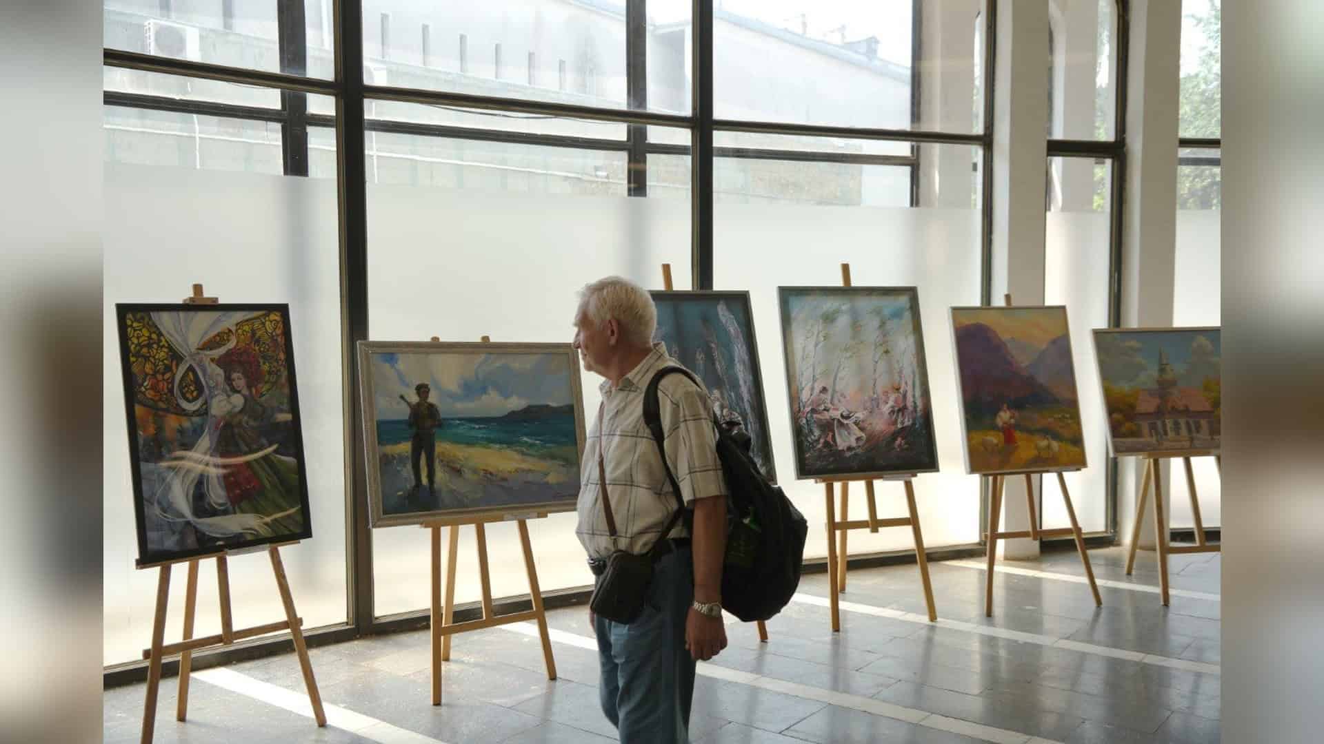 Кінопоказ «Архітектурні надмірності» і дискусія про Хрещатик — 5 травня, 18:00 На «Золотих Воротах» відкрили виставку до Дня Незалежності