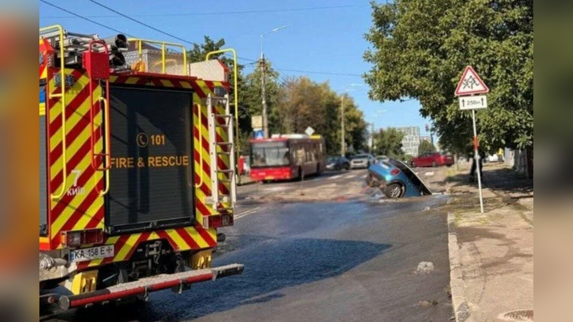 У Подільському районі Києва 10 серпня автомобіль Mini Cooper провалився під асфальт посеред проїжджої частини вулиці Білицької. Водійка, яка перевозил