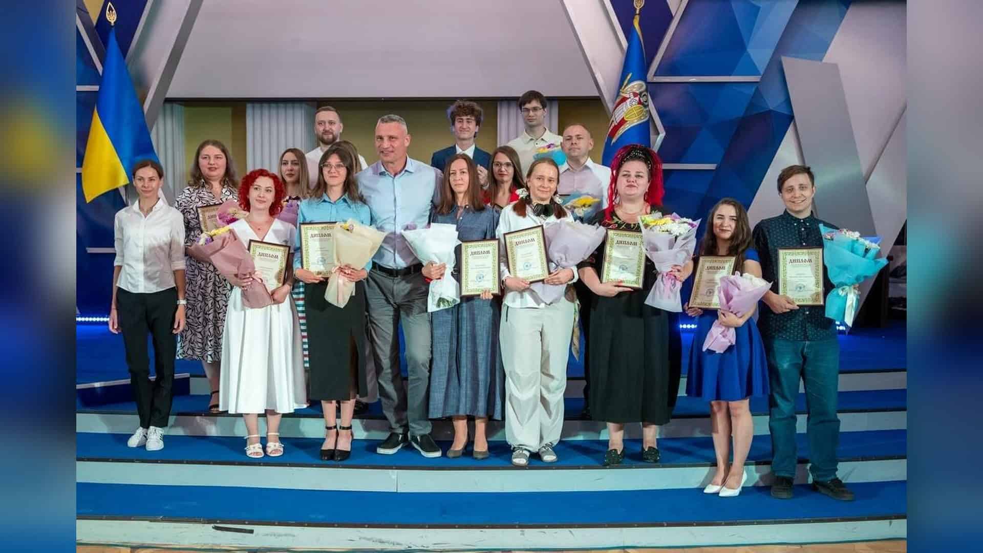 У Подільському й Солом’янському районах виявлено наркотики у двох осіб У День молоді Віталій Кличко вручив премії Київського міського голови молодим науковцям, митцям, волонтерам та активістам столиці. Відзнаки отримали к