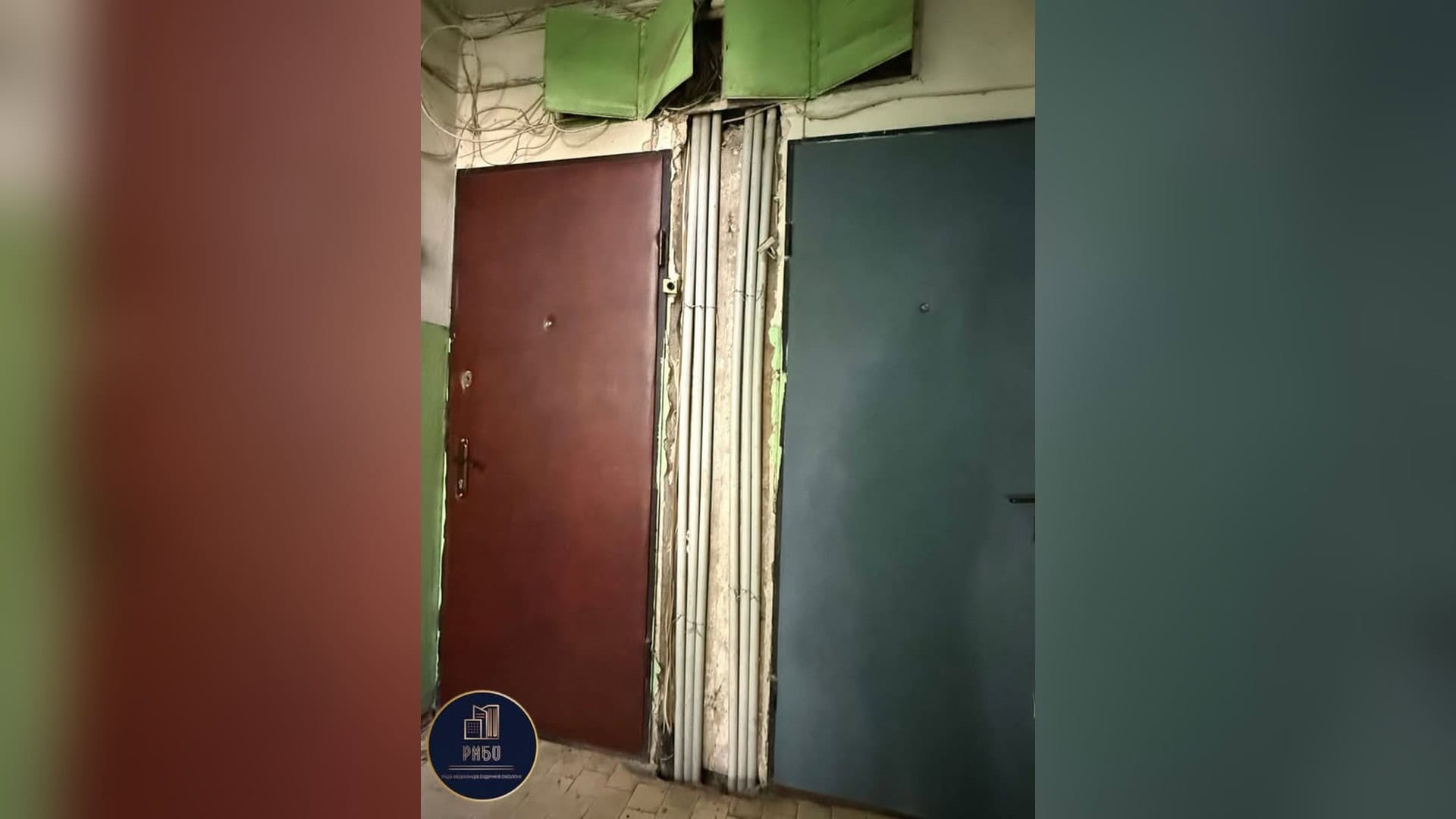На вулиці Попова, 4/2 (2-ге парадне) в київському районі Оболонь мешканці понад десятиліття змушені бачити незавершений ремонт: відкриті труби та кабе