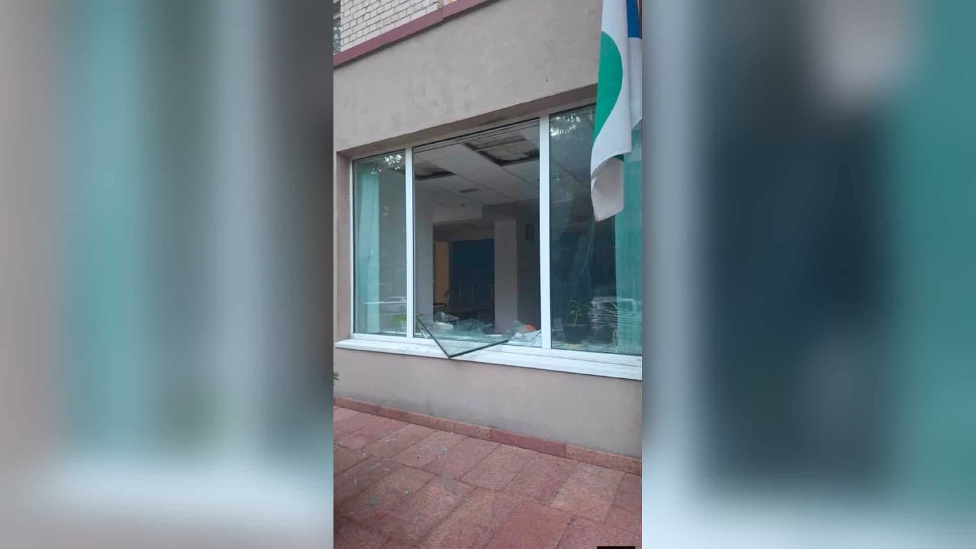 Під час нічної атаки росіян 20 серпня пошкоджено одну з адміністративних будівель Головного управління ДПС у Києві: вибиті вікна та пошкоджено фасад