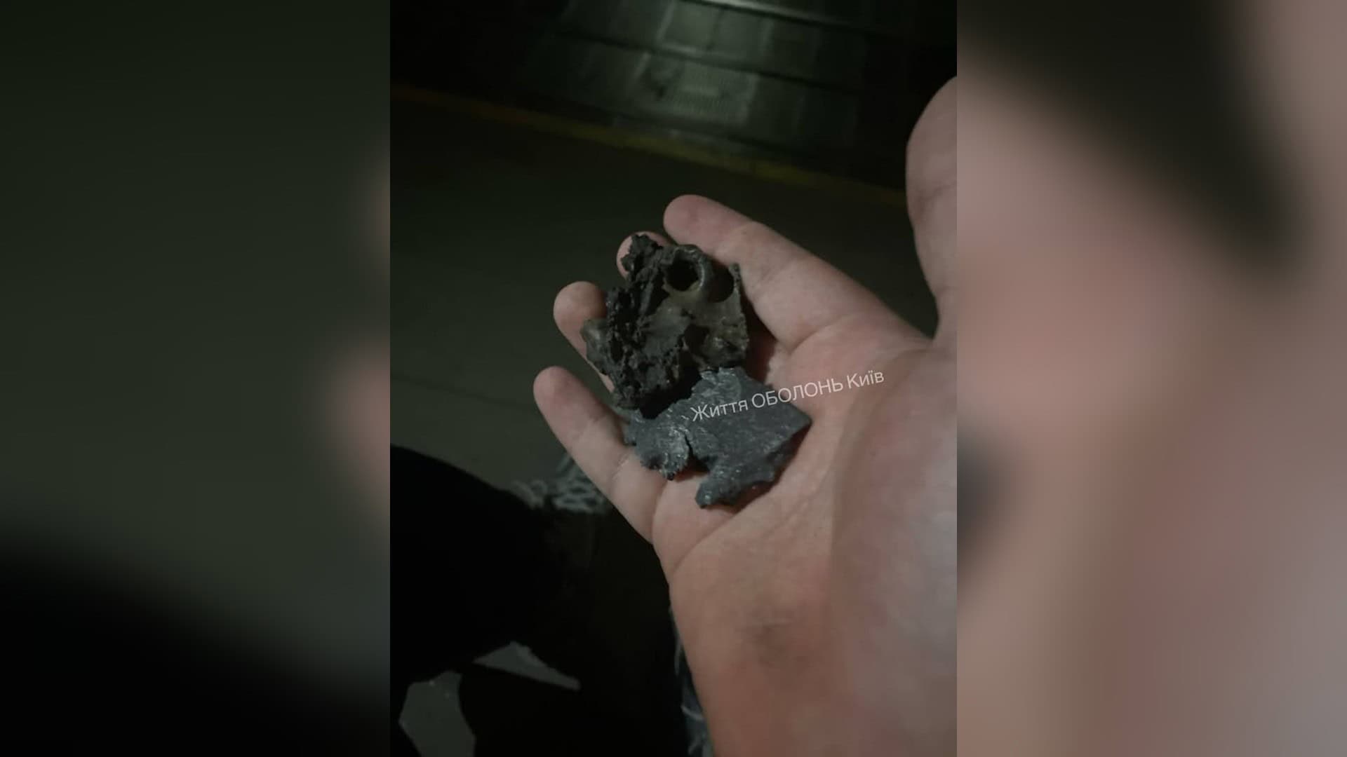 Після нічної балістичної атаки на Київ мешканці Оболоні виявляють уламки ракет на вулицях та у дворах. Рятувальники та поліція закликають киян не торк