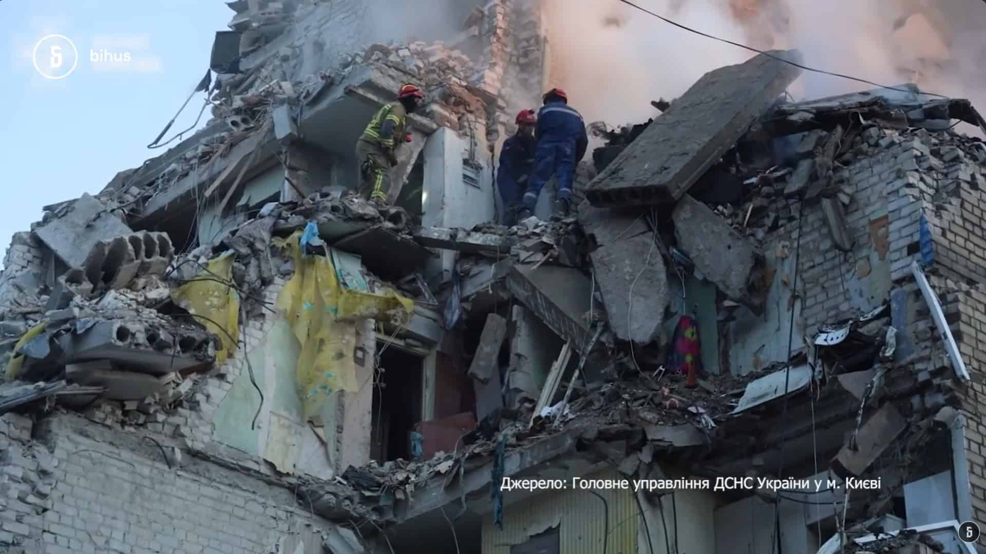 Рятувальники ДСНС розбирають завали верхніх поверхів зруйнованої російським ударом багатоповерхівки в Києві