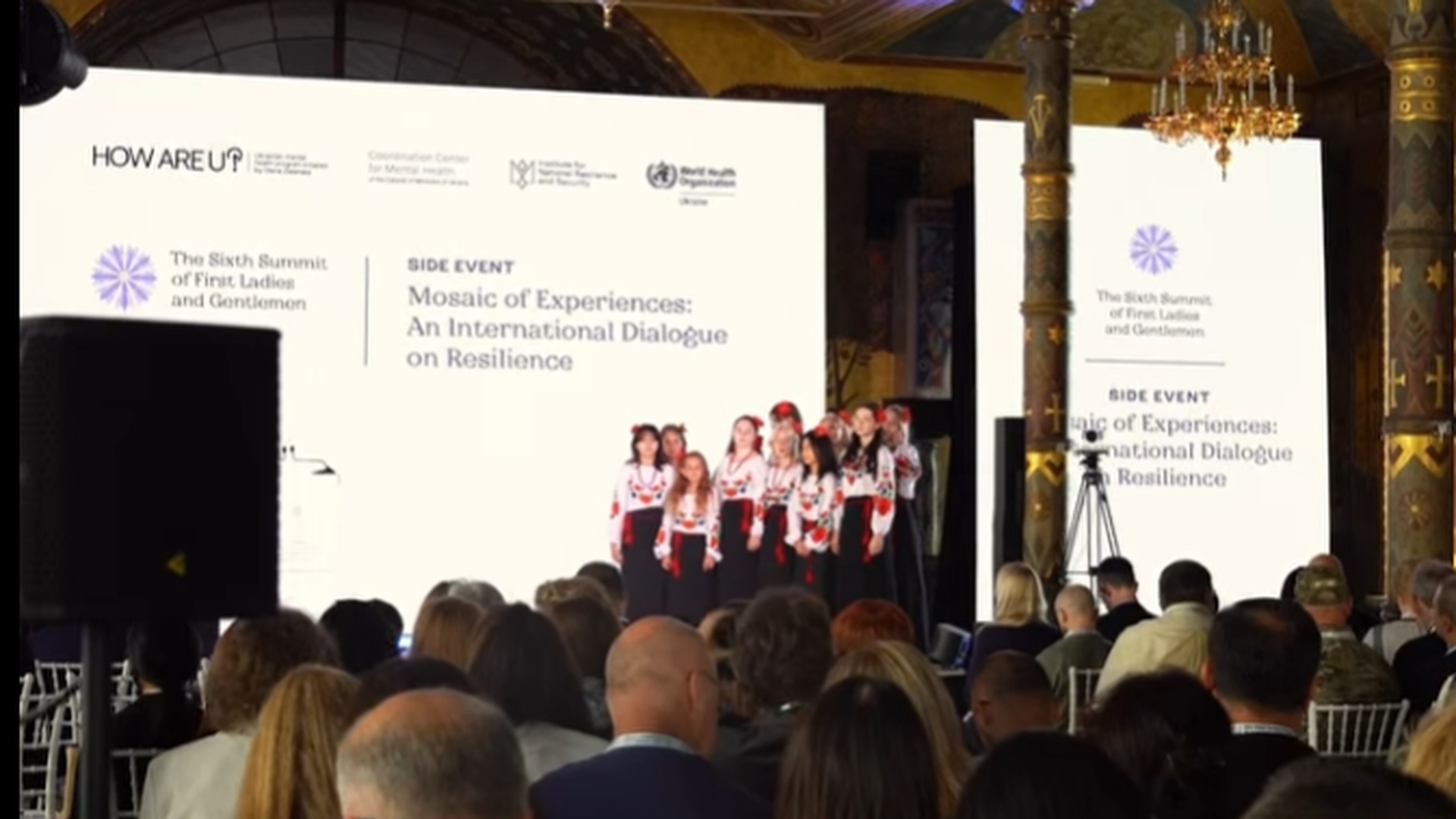 Дитячий хор у вишиванках виступає на сцені VI Саміту перших леді та джентльменів на території Києво-Печерської лаври в Києві