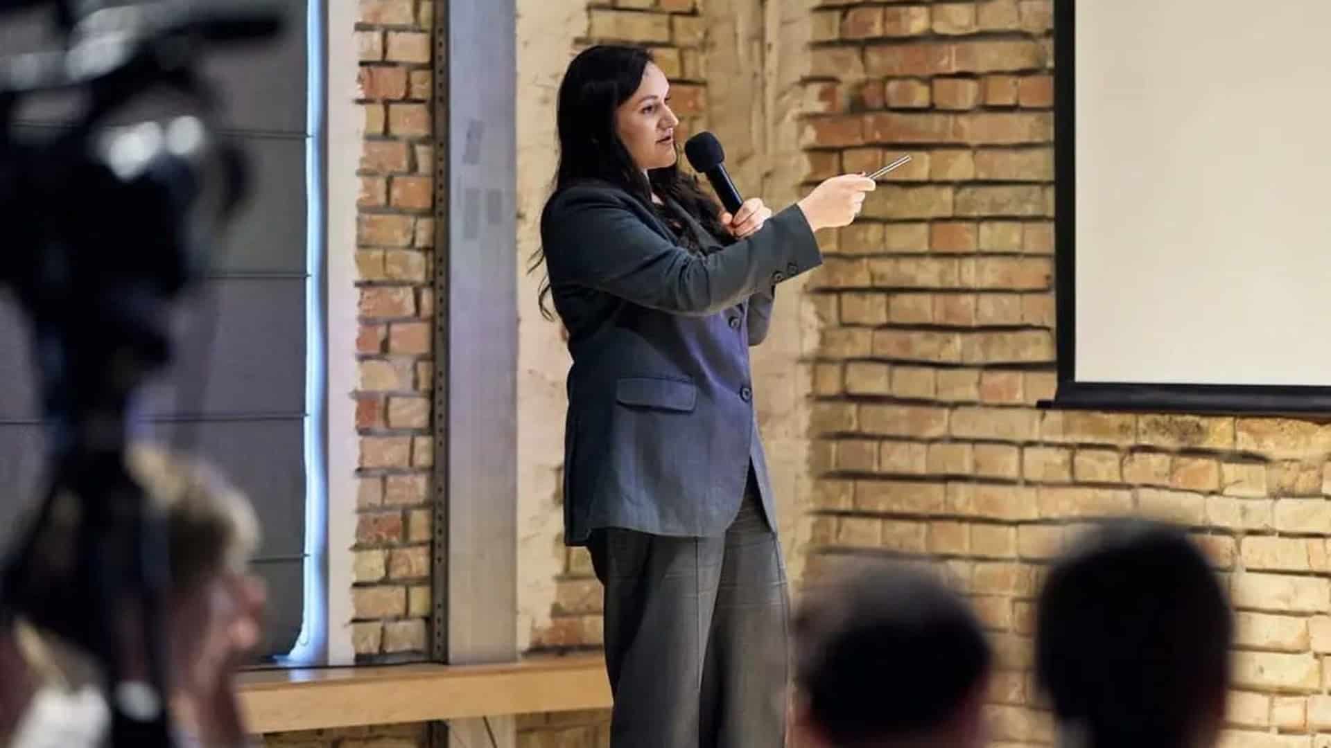 Віцепрем’єр-міністерка, міністерка культури Тетяна Бережна виступає з мікрофоном на брифінгу за підсумками конкурсу «Тисячовесна»