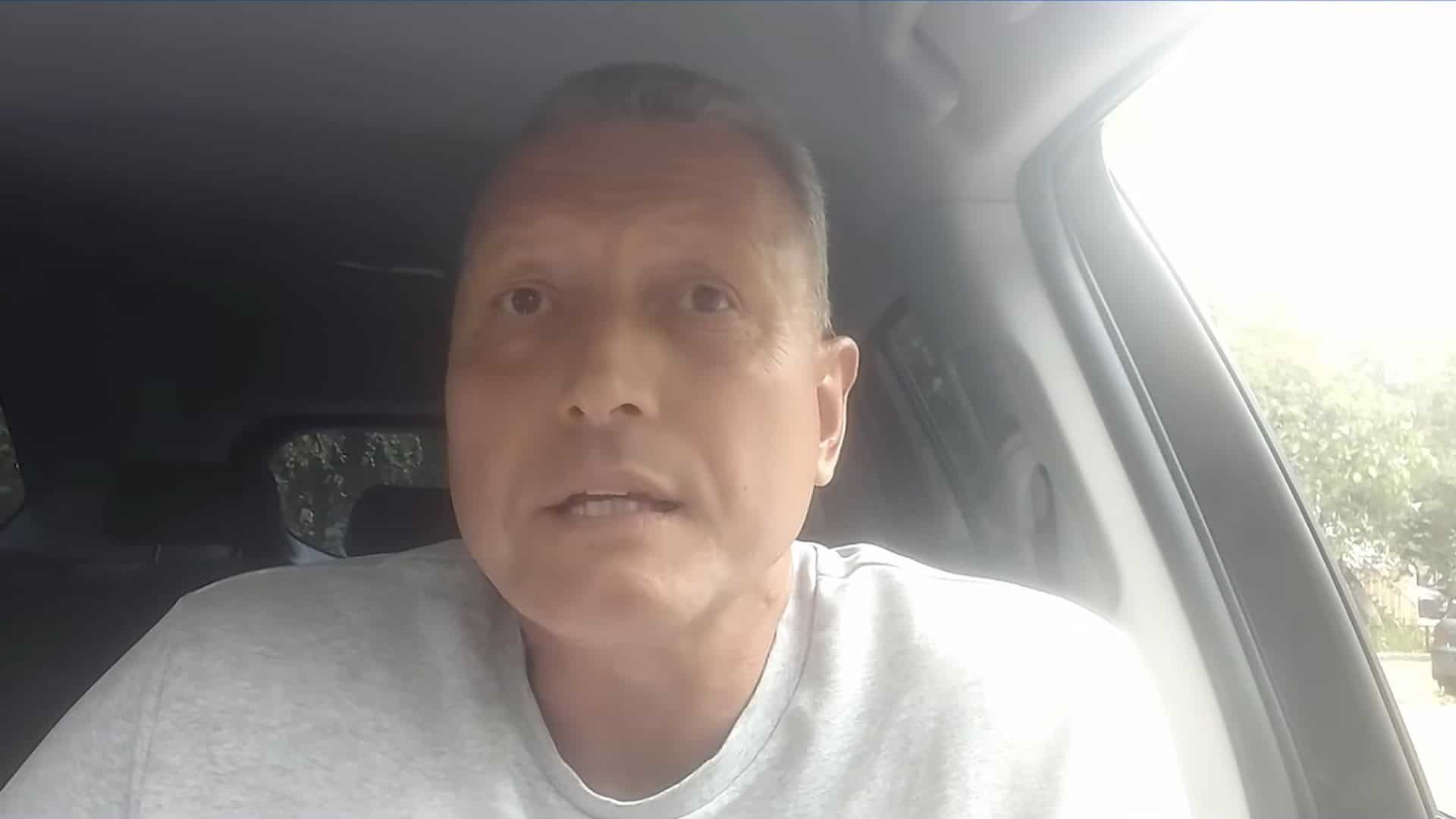 Ексзаступник головного архітектора Києва Віктор Глеба дає інтерв'ю в автомобілі про стан укриттів