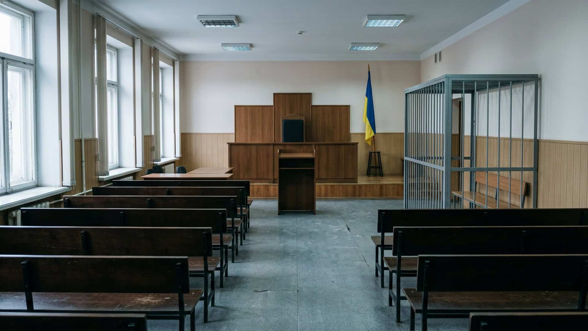 Нові правила реклами в київському транспорті: заборони, уніфікація та «чистий» простір Порожній зал судових засідань з місцем судді та лавами для присутніх