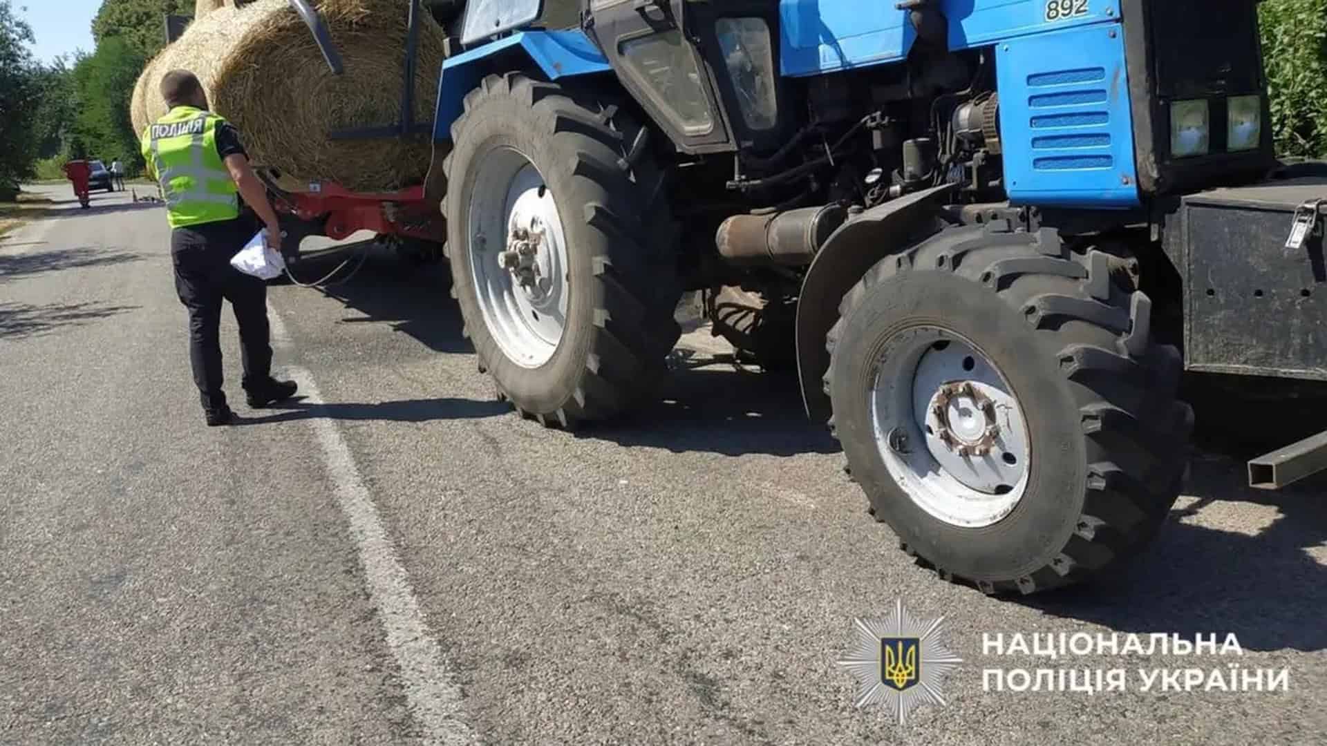 У Броварах загинула 2-річна дитина: ВАЗ виїхав на зустрічну і врізався в автобус Поліцейський оглядає синій трактор із причепом, завантаженим тюками соломи, на сільській дорозі в Обухівському районі