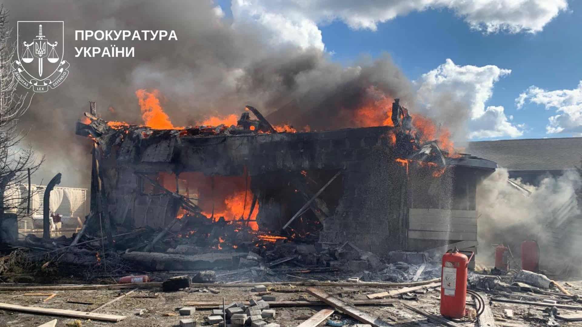29-річну жінку підозрюють у вбивстві немовляти в Борисполі Приватний будинок на Київщині охоплений вогнем після обстрілу, видно масштабне горіння конструкцій та густий дим