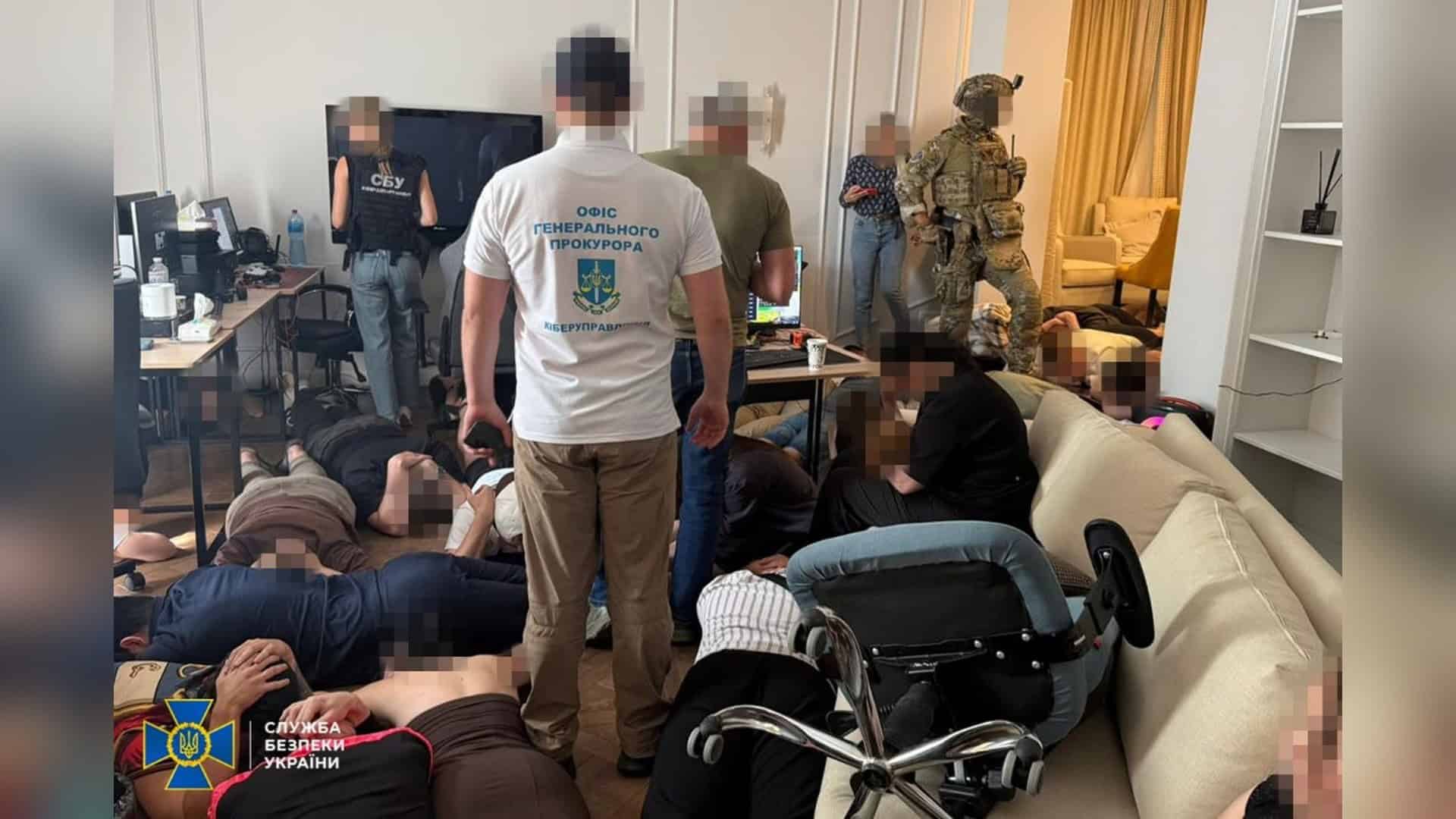Правоохоронці СБУ та Нацполіції провели 23 обшуки у Києві й викрили мережу криптошахраїв із місячним доходом до 1 млн доларів