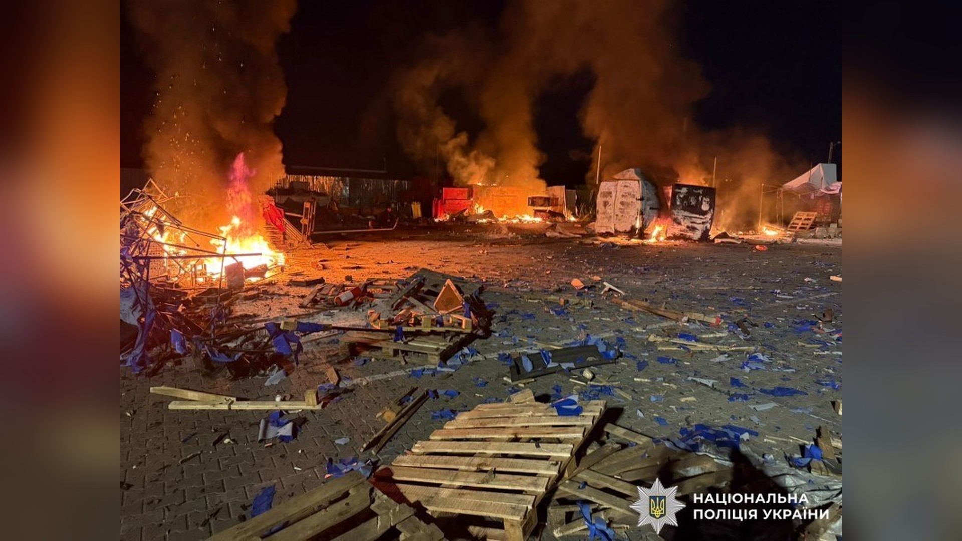 Атака на Київ: дрон влучив у 16-поверхівку у Подільському р-ні, є постраждалі Поліцейські документують наслідки удару безпілотника на Київщині — двоє загиблих на Бучанщині, постраждалі у трьох районах
