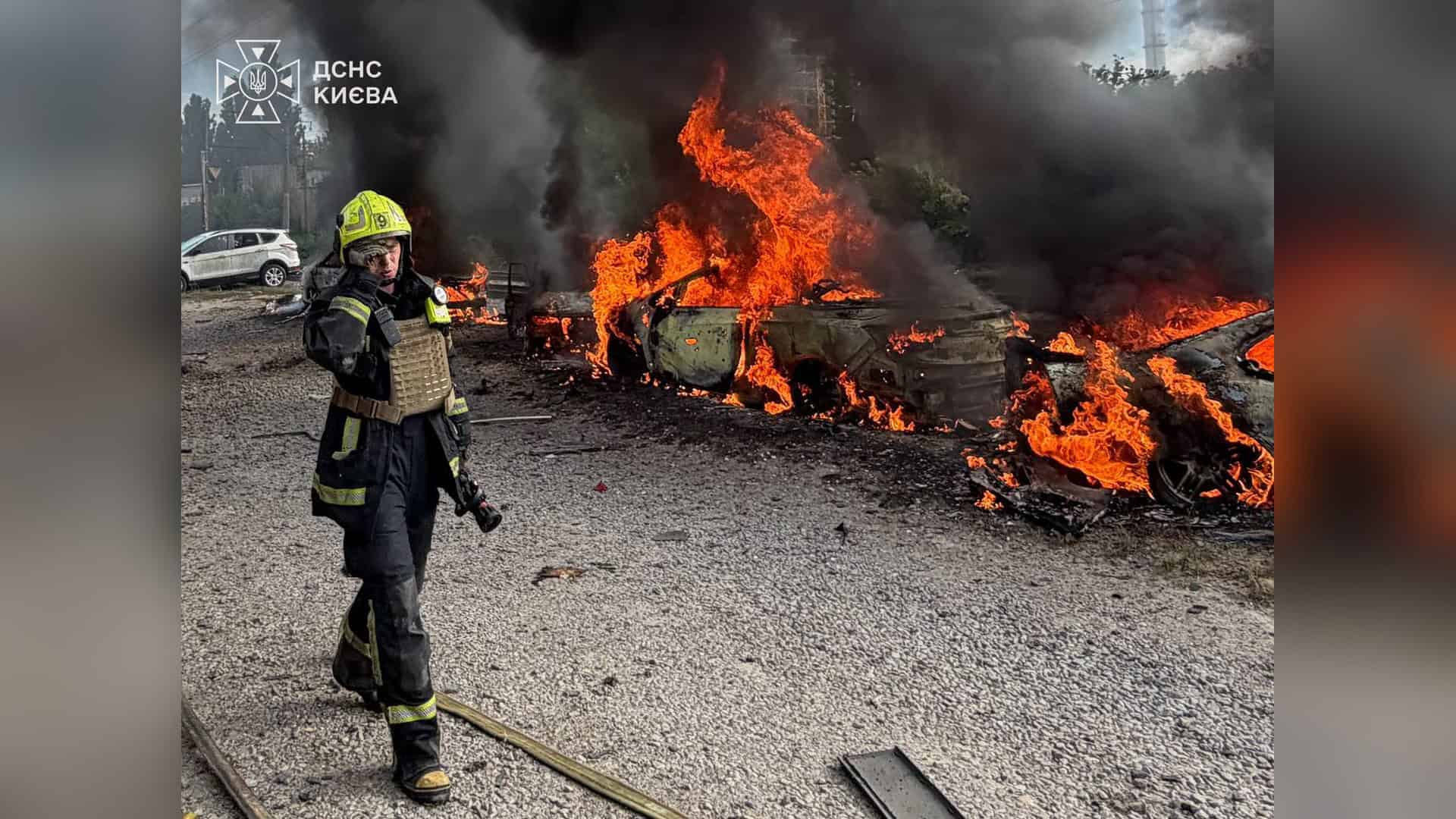 Пожежа у гаражному кооперативі Святошинського р-ну Києва після російської атаки — горять п'ять автомобілів і будівля, двоє постраждалих