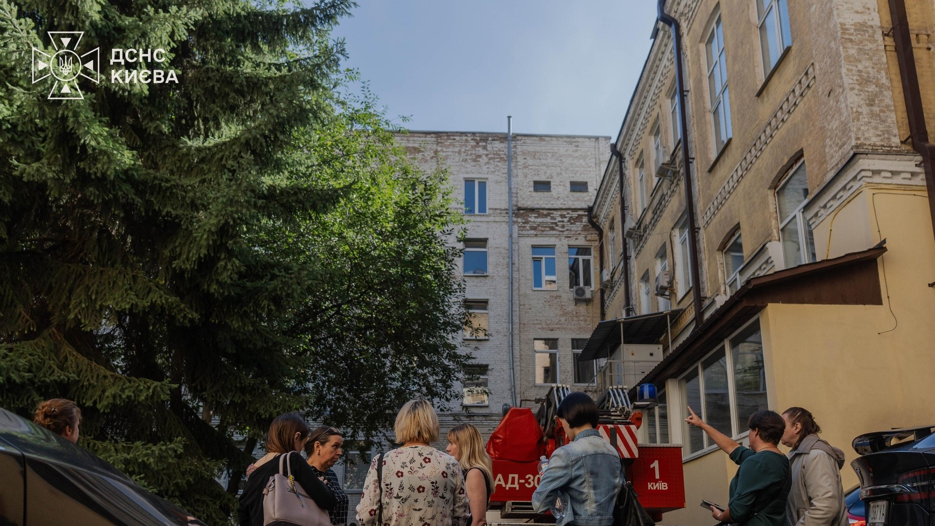 У Дніпровському р-ні через падіння БпЛА загорілася складська будівля Рятувальники ДСНС Києва біля будівлі з пожежною автодрабиною під час атаки на Київ 9 вересня.