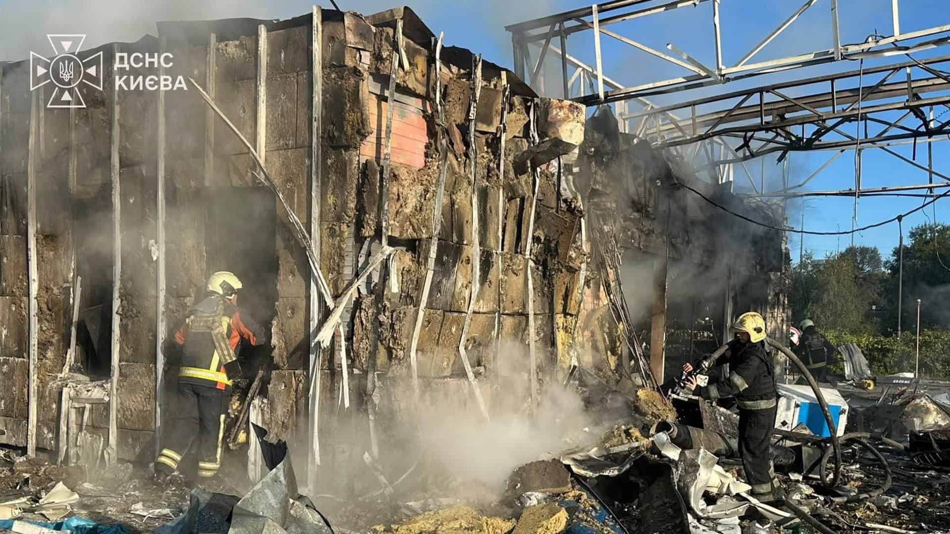 Задимлення у трьох р-нах Києва: рекомендації КМДА Рятувальники ДСНС оглядають обгорілу конструкцію будівлі та гасять осередки тління серед завалів після атаки на Київ